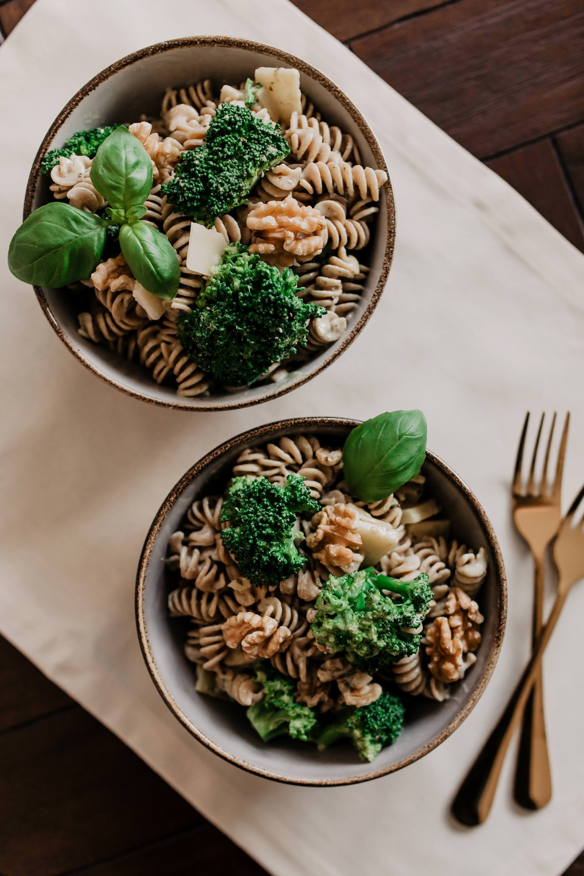 Anzeige. schmackhafte Vollkorn-Pasta mit Brokkoli und Walnüssen // Auf dem Foodblog findest du jetzt Ideen für ein einfaches Mittagessen ohne Fleisch. 5 schnelle vegetarische Rezepte für jeden Tag teile ich mit dir! www.whoismocca.me #vollkorn #pasta #veggie