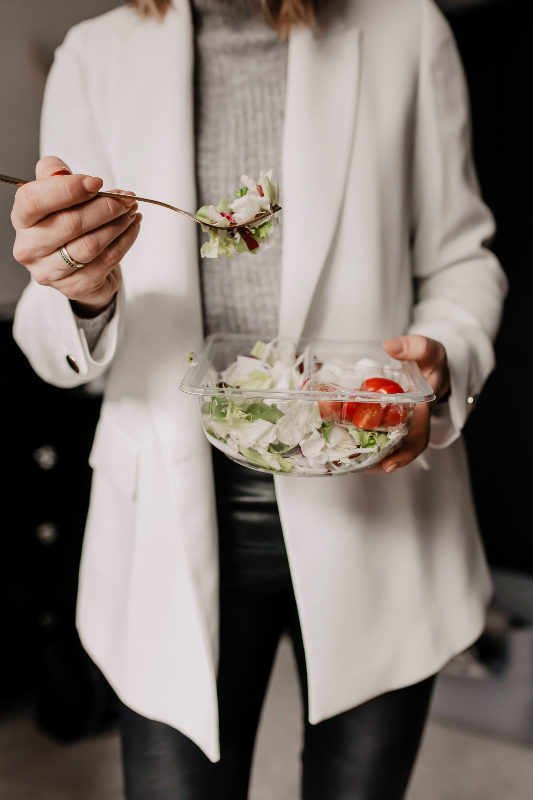 Anzeige. Was soll ich zu Mittag essen? Am Karriere Blog findest du jetzt 5 Tipps für gesundes Essen im Büro. Gesunde Ernährung im Office kann so einfach sein und ich verrate dir, auf welche gesunde und frische Fertigprodukte ich liebend gerne zurückgreife. www.whoismocca.me #mittagessen #gesundeernährung #karrieretipps
