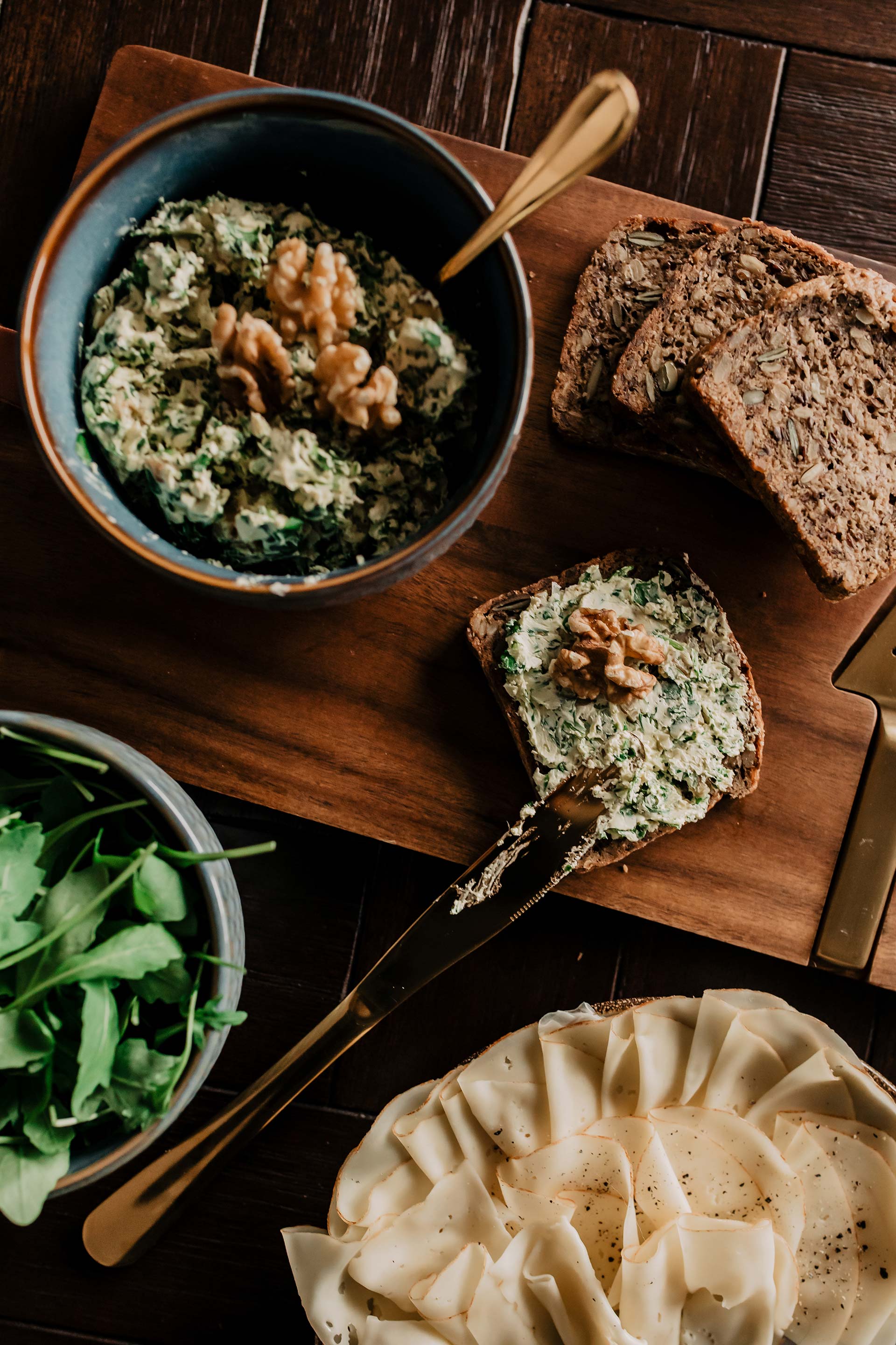 Anzeige. Heute gibt es auf meinem Foodblog 3 leckere Aufstriche mit Flora Plant, der 100 % pflanzlichen Alternative zu Butter! Was der Butter-Ersatz alles kann, wie er schmeckt und warum dies eine tolle vegane und laktosefreie Alternative zu Butter ist, liest du jetzt auf whoismocca.me #floraplant #aufstriche #vegan