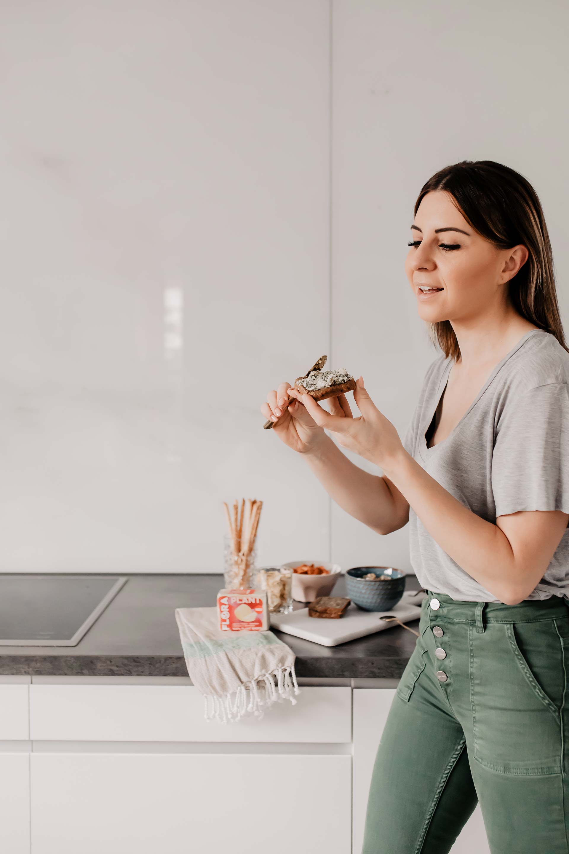 Anzeige. Heute gibt es auf meinem Foodblog 3 leckere Aufstriche mit Flora Plant, der 100 % pflanzlichen Alternative zu Butter! Was der Butter-Ersatz alles kann, wie er schmeckt und warum dies eine tolle vegane und laktosefreie Alternative zu Butter ist, liest du jetzt auf whoismocca.me #floraplant #aufstriche #vegan