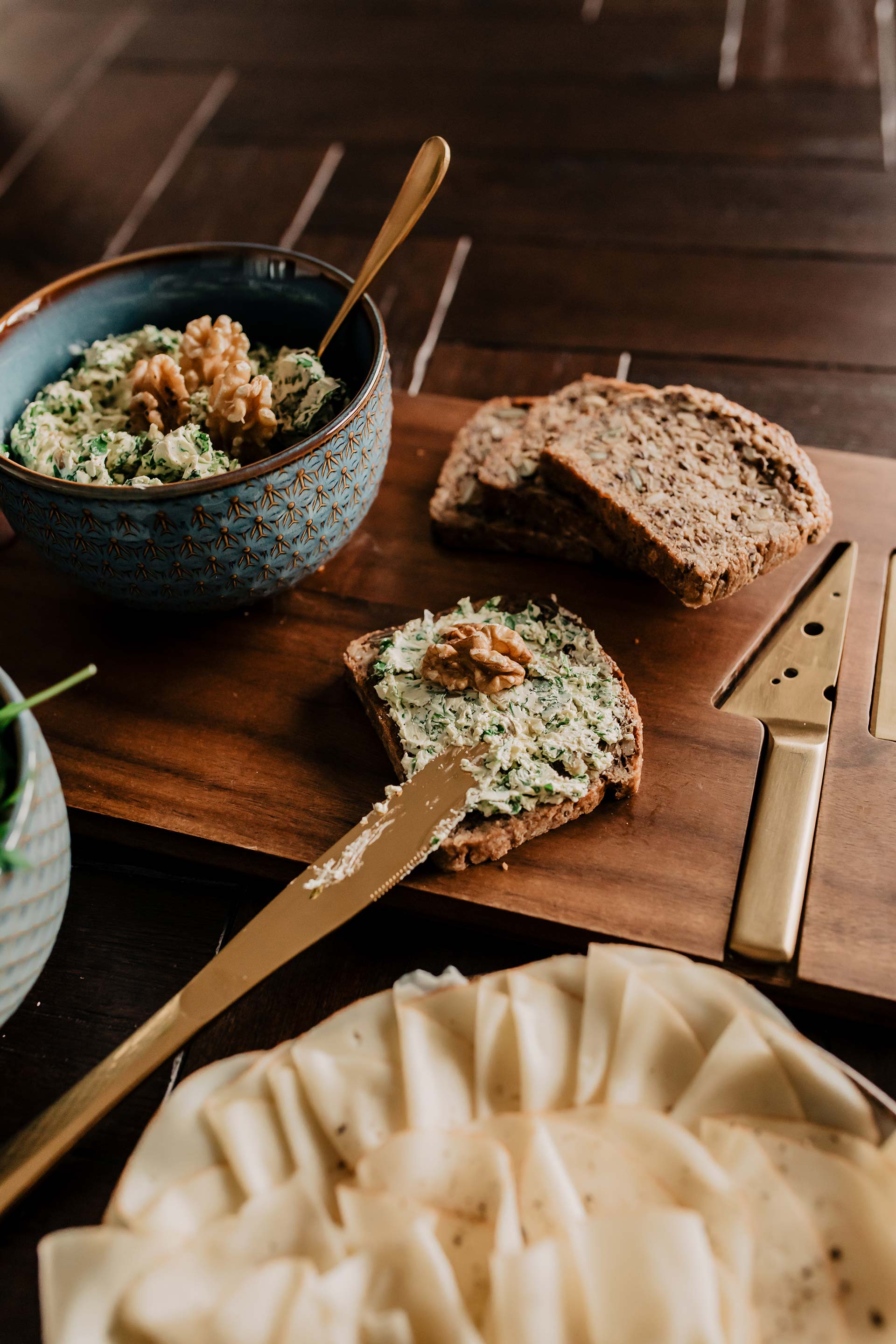 Anzeige. Heute gibt es auf meinem Foodblog 3 leckere Aufstriche mit Flora Plant, der 100 % pflanzlichen Alternative zu Butter! Was der Butter-Ersatz alles kann, wie er schmeckt und warum dies eine tolle vegane und laktosefreie Alternative zu Butter ist, liest du jetzt auf whoismocca.me #floraplant #aufstriche #vegan