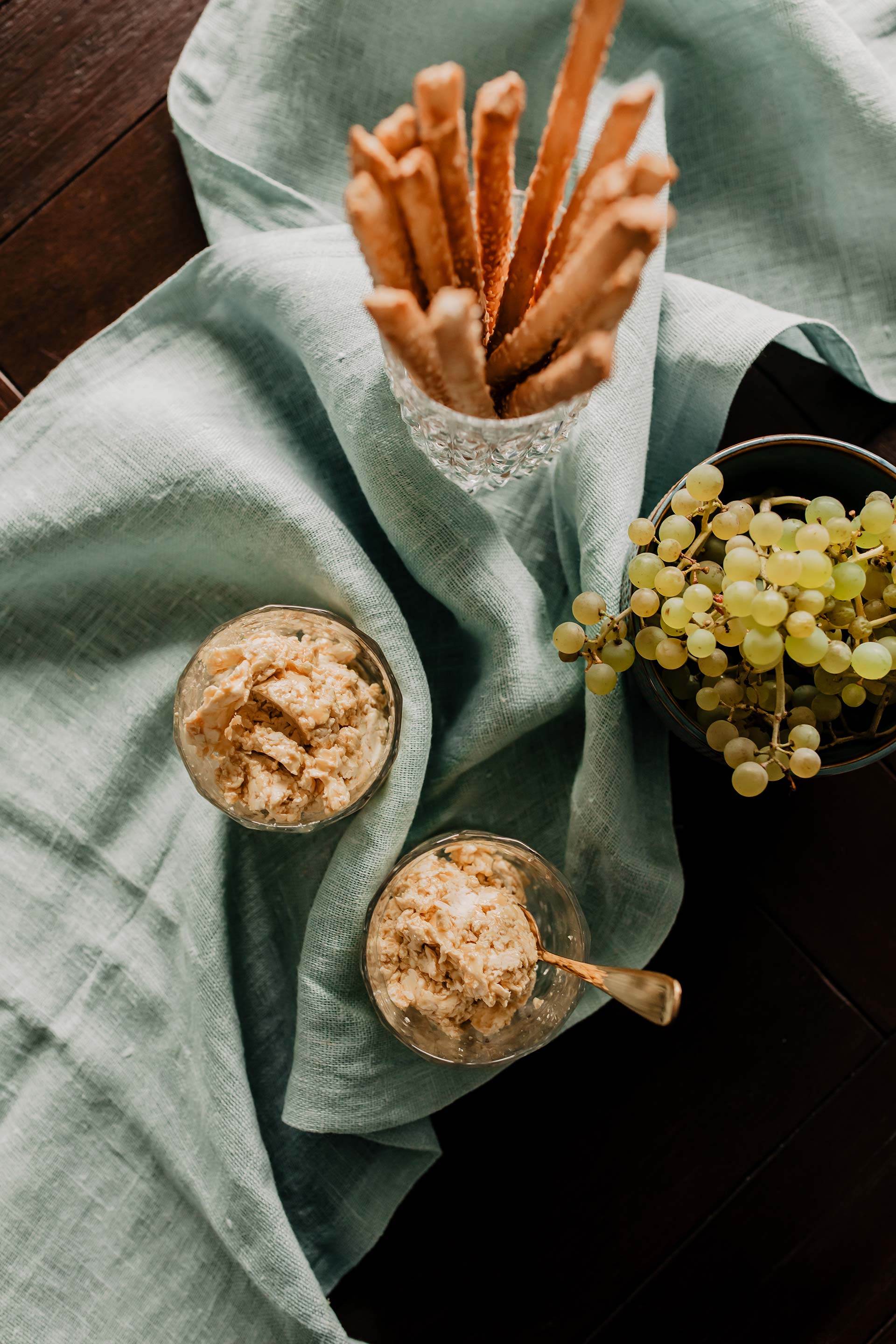 Anzeige. Heute gibt es auf meinem Foodblog 3 leckere Aufstriche mit Flora Plant, der 100 % pflanzlichen Alternative zu Butter! Was der Butter-Ersatz alles kann, wie er schmeckt und warum dies eine tolle vegane und laktosefreie Alternative zu Butter ist, liest du jetzt auf whoismocca.me #floraplant #aufstriche #vegan