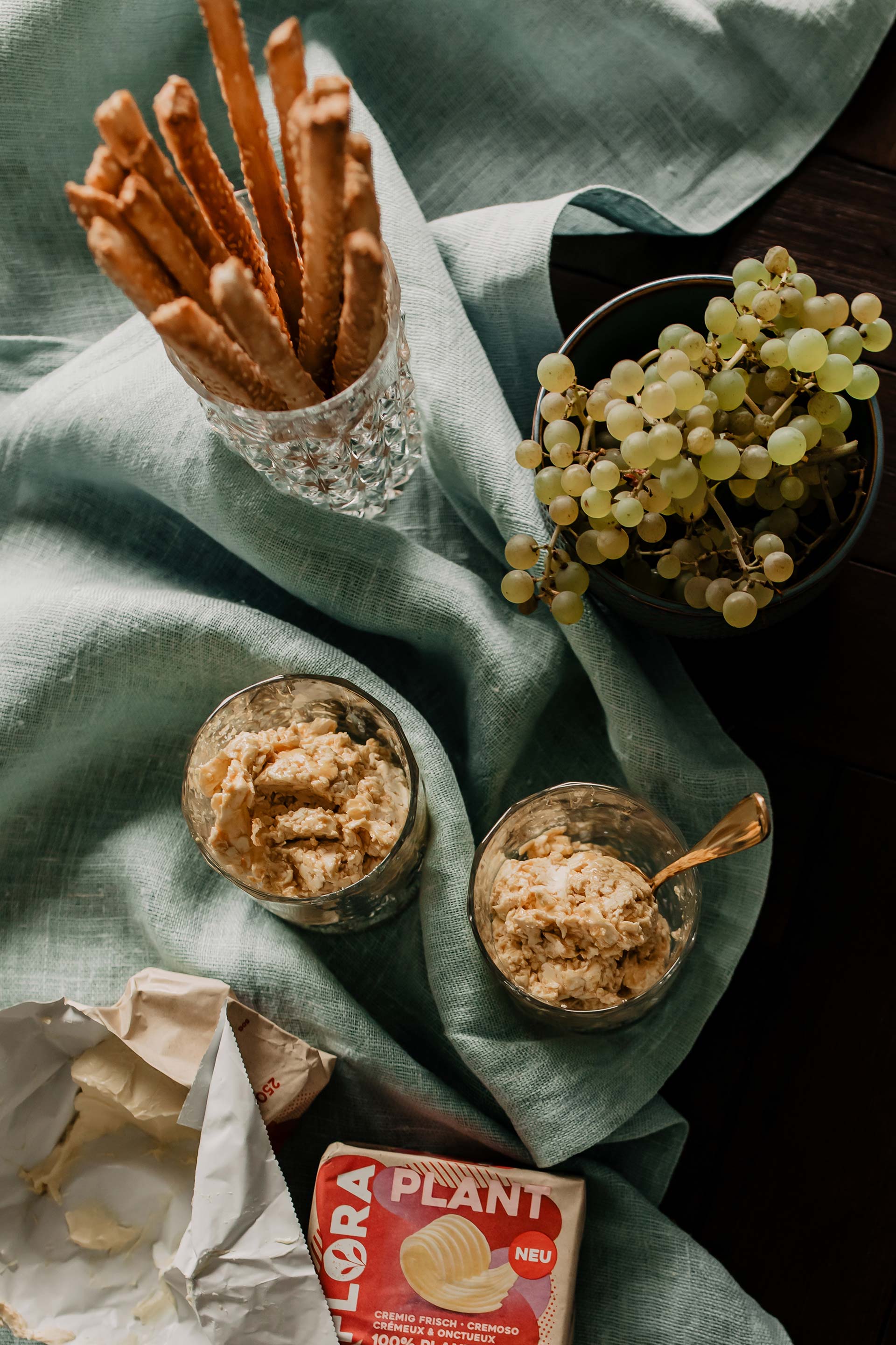 Anzeige. Heute gibt es auf meinem Foodblog 3 leckere Aufstriche mit Flora Plant, der 100 % pflanzlichen Alternative zu Butter! Was der Butter-Ersatz alles kann, wie er schmeckt und warum dies eine tolle vegane und laktosefreie Alternative zu Butter ist, liest du jetzt auf whoismocca.me #floraplant #aufstriche #vegan