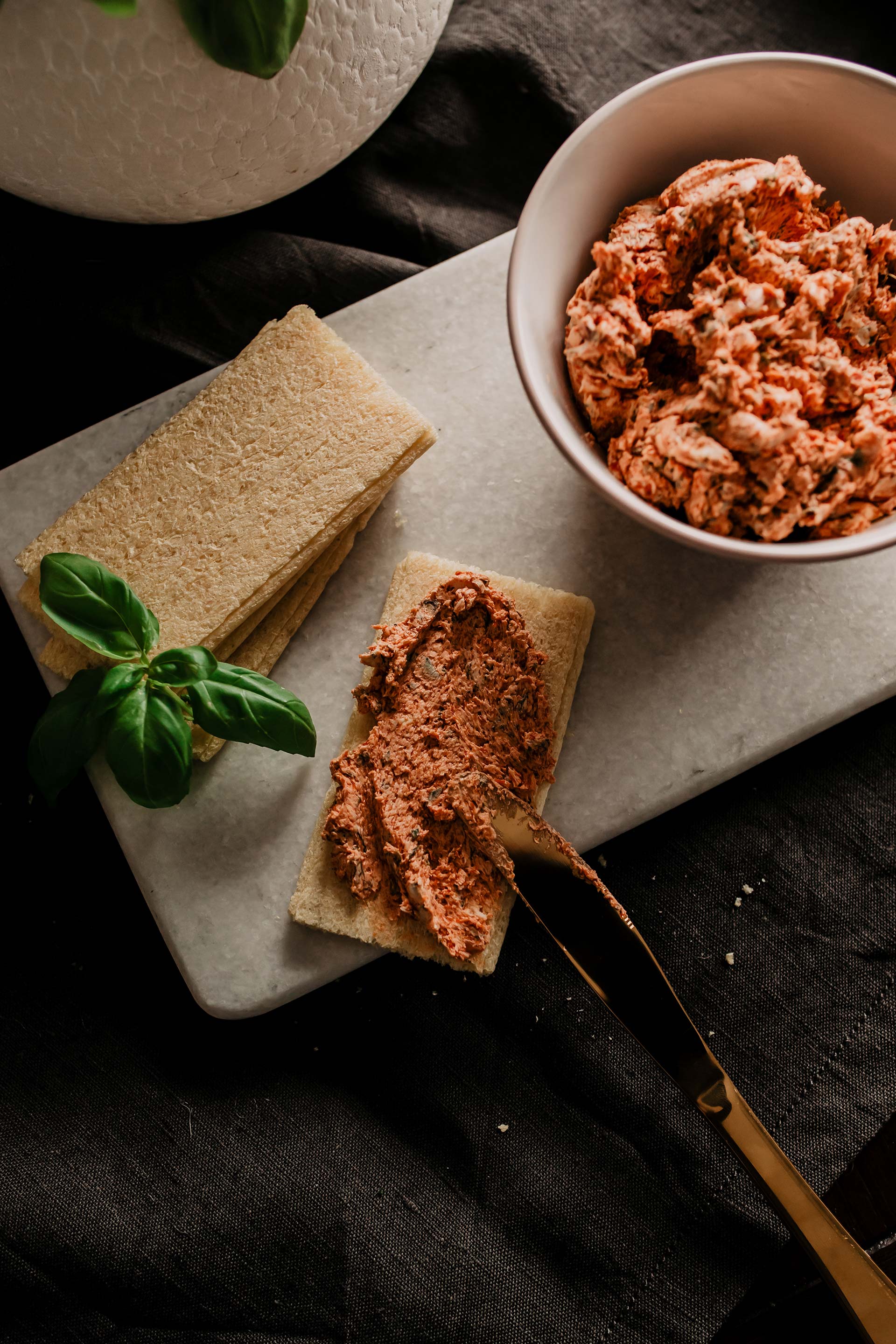 Anzeige. Heute gibt es auf meinem Foodblog 3 leckere Aufstriche mit Flora Plant, der 100 % pflanzlichen Alternative zu Butter! Was der Butter-Ersatz alles kann, wie er schmeckt und warum dies eine tolle vegane und laktosefreie Alternative zu Butter ist, liest du jetzt auf whoismocca.me #floraplant #aufstriche #vegan