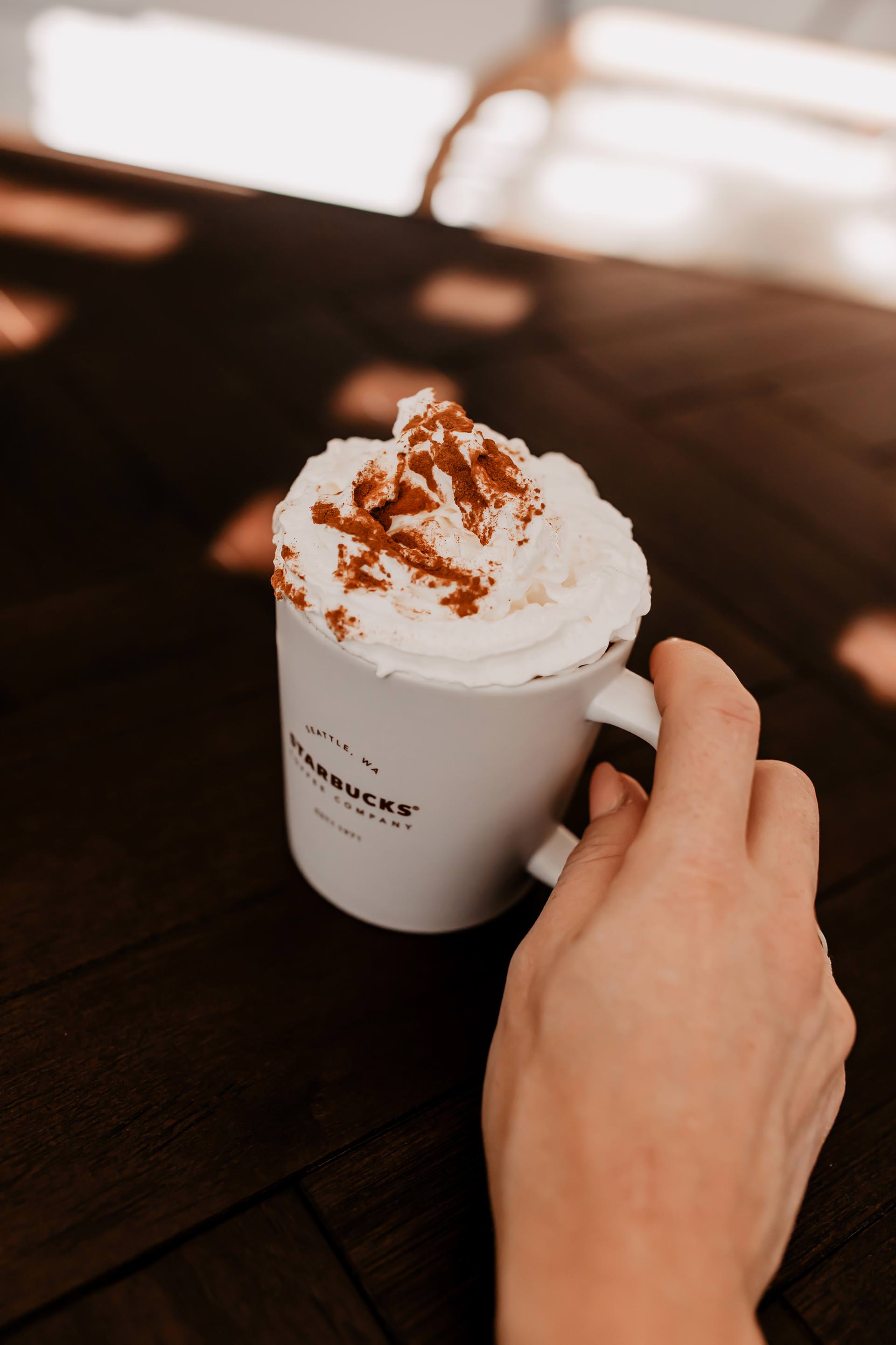 Anzeige. Du bist auf der Suche nach dem perfekten Pumpkin Spice Latte Rezept? Auf meinem Foodblog teile ich mein leckeres Rezept für das perfekte Wintergetränk mit dir. www.whoismocca.me #pumpkinspice #kaffeerezept #starbucks