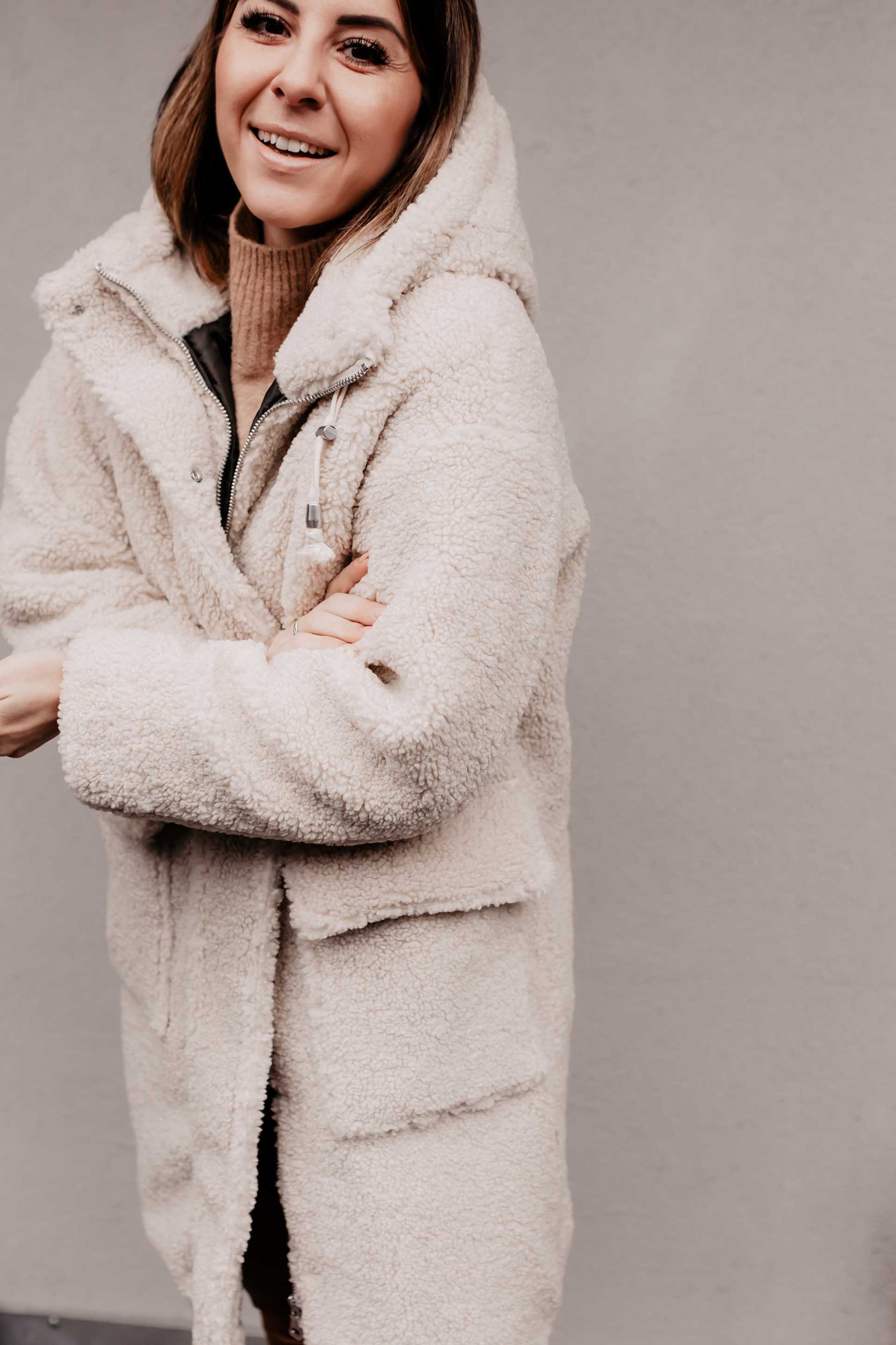 Du willst die schönsten Trends der Wintermode 2019/20 entdecken? Auf meinem Fashion Blog zeige ich dir die aktuellen Wintertrends mit passenden Outfits für kalte Tage. Ich beantworte dir die Was ist im Winter modern Frage und habe on top noch die passenden Shopping-Tipps für dich. www.whoismocca.me #wintertrends #wintermode #modetrends