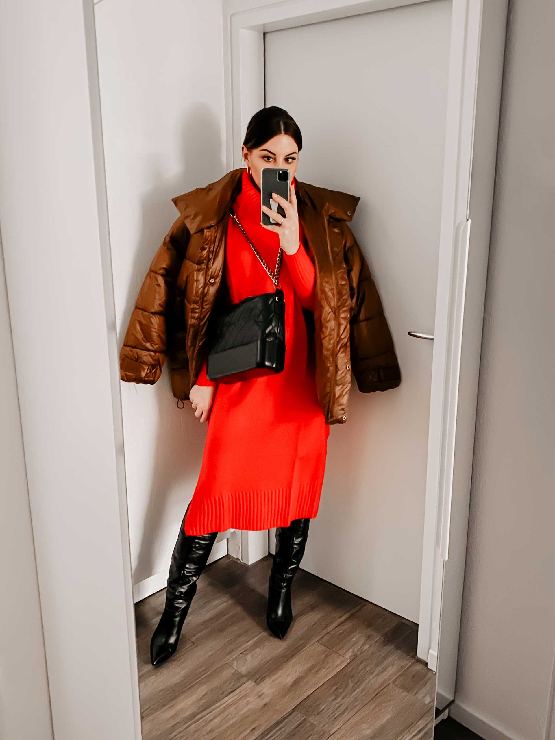 Du willst die schönsten Trends der Wintermode 2019/20 entdecken? Auf meinem Fashion Blog zeige ich dir die aktuellen Wintertrends mit passenden Outfits für kalte Tage. Ich beantworte dir die Was ist im Winter modern Frage und habe on top noch die passenden Shopping-Tipps für dich. www.whoismocca.me #wintertrends #wintermode #modetrends