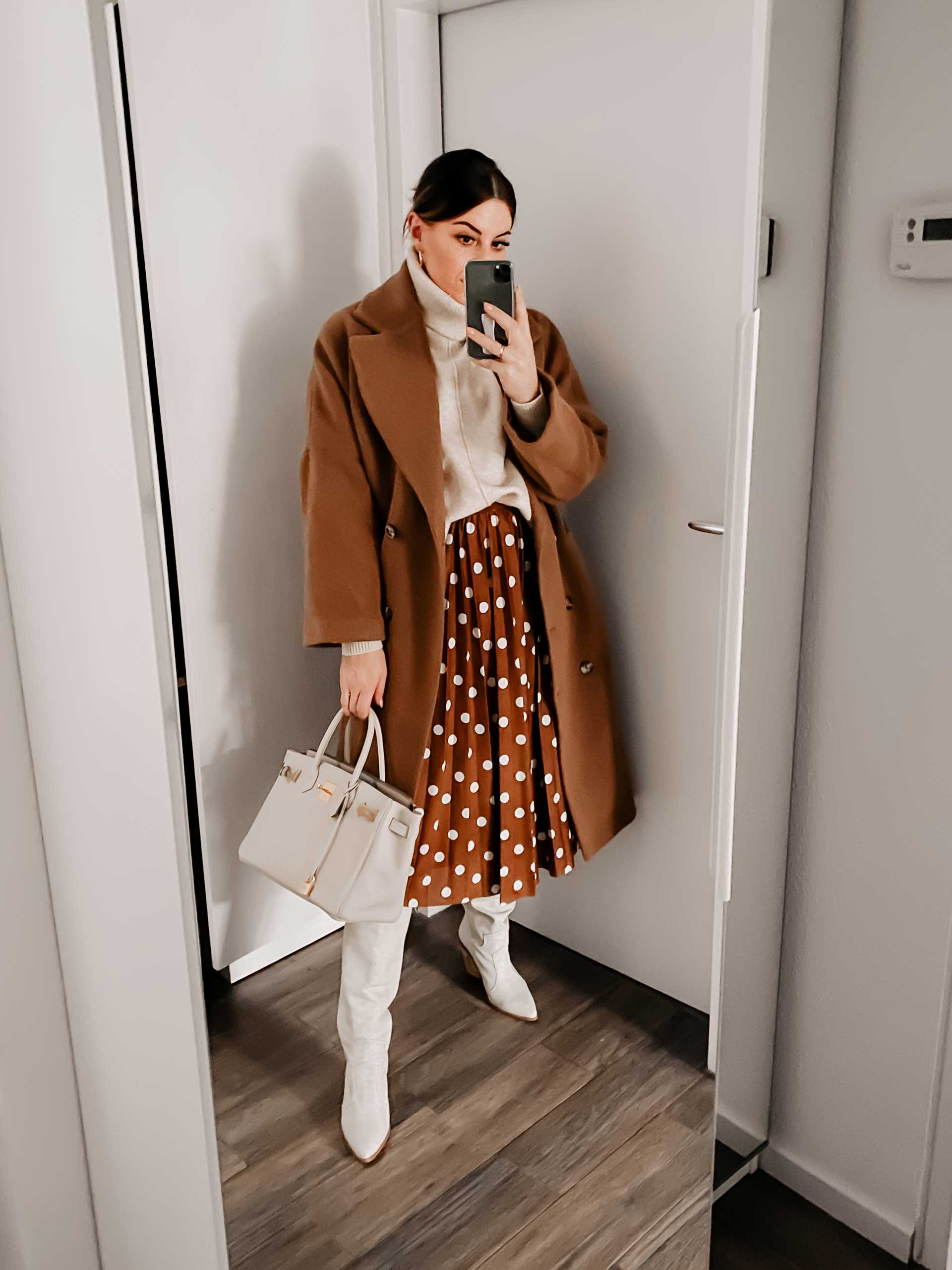 Du willst die schönsten Trends der Wintermode 2019/20 entdecken? Auf meinem Fashion Blog zeige ich dir die aktuellen Wintertrends mit passenden Outfits für kalte Tage. Ich beantworte dir die Was ist im Winter modern Frage und habe on top noch die passenden Shopping-Tipps für dich. www.whoismocca.me #wintertrends #wintermode #modetrends