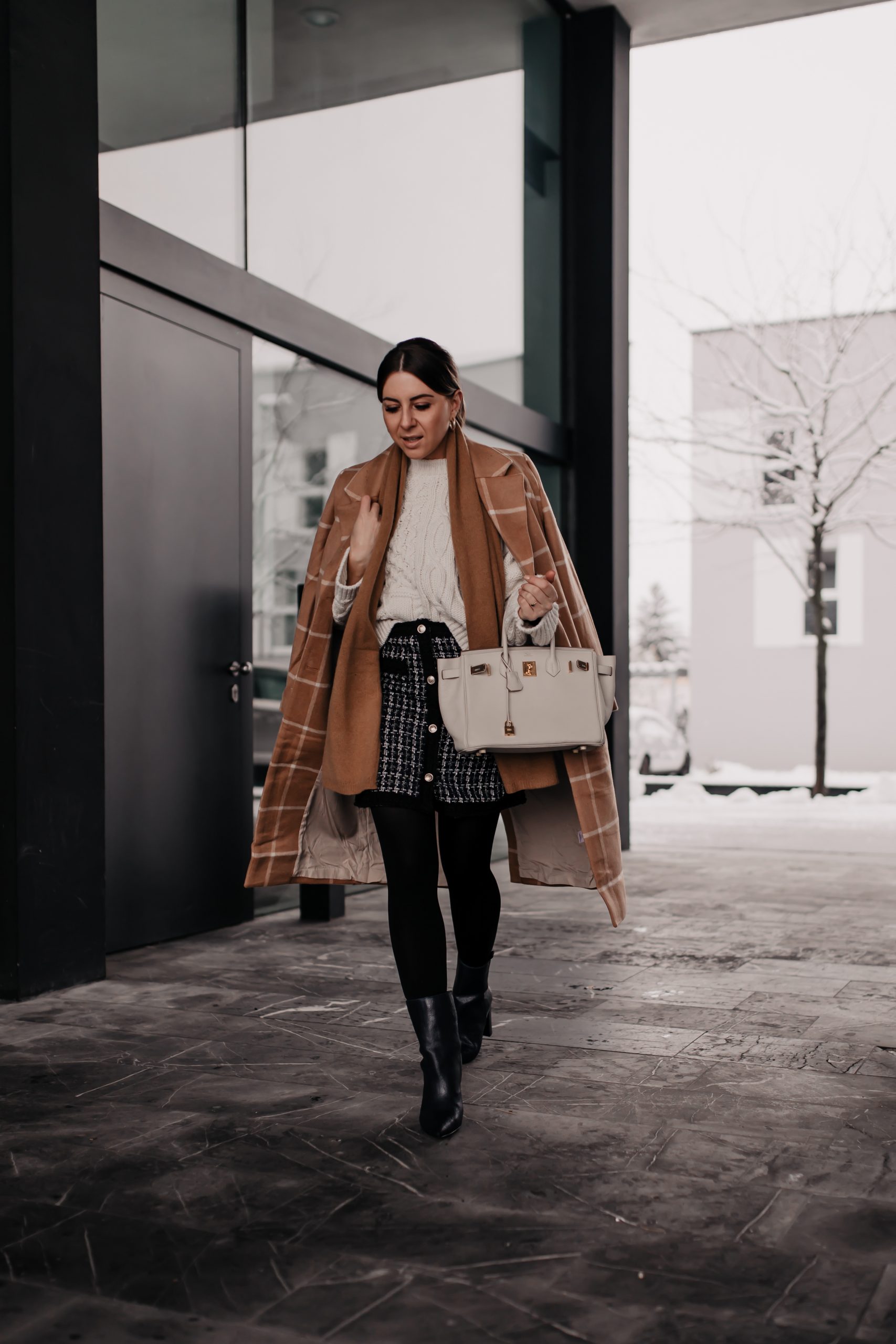 Du willst die schönsten Trends der Wintermode 2019/20 entdecken? Auf meinem Fashion Blog zeige ich dir die aktuellen Wintertrends mit passenden Outfits für kalte Tage. Ich beantworte dir die Was ist im Winter modern Frage und habe on top noch die passenden Shopping-Tipps für dich. www.whoismocca.me #wintertrends #wintermode #modetrends