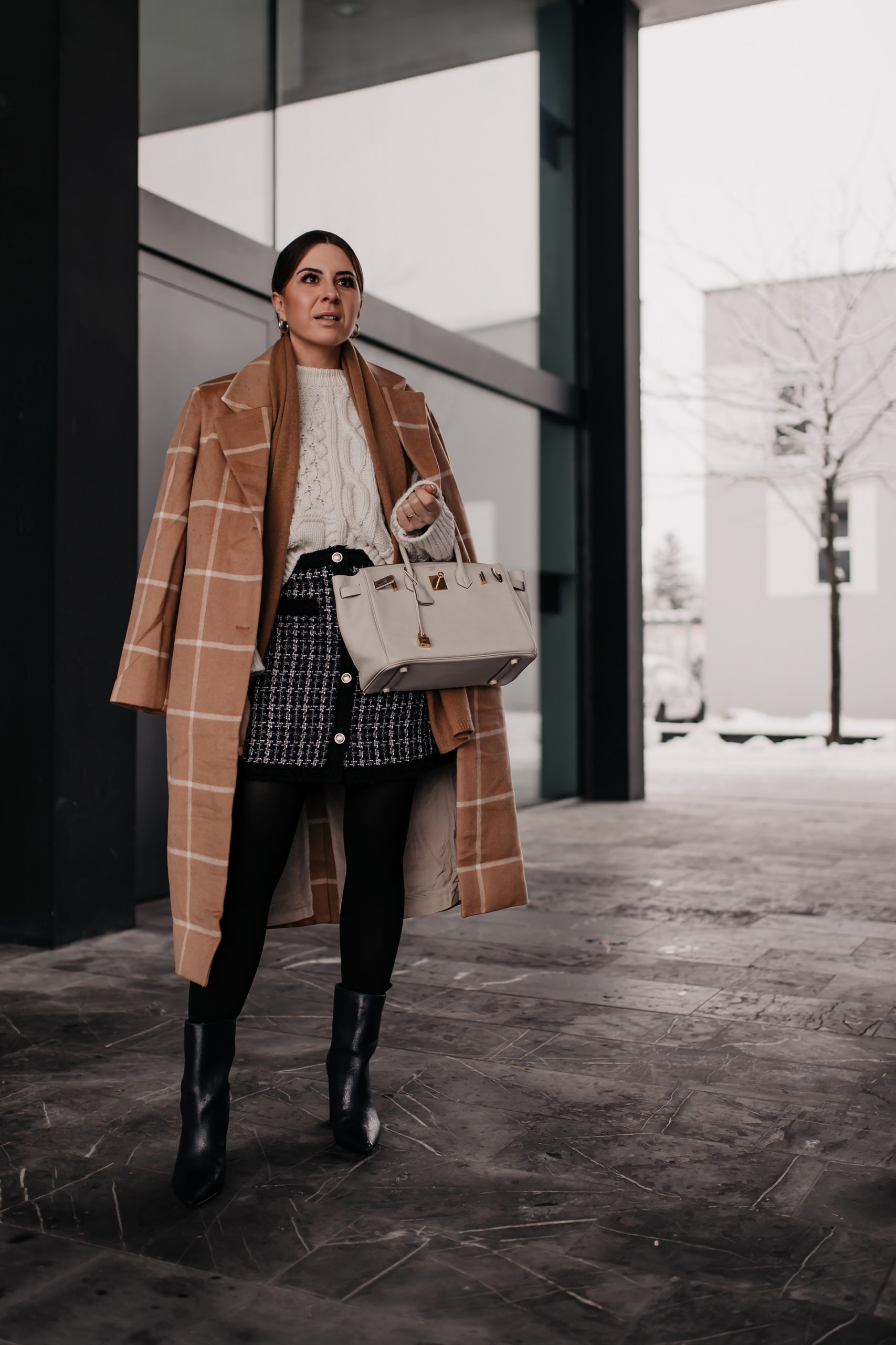 Wie du den Tweed-Trend modern im Alltag kombinieren kannst, liest du jetzt auf meinem Modeblog. Ich zeige dir nicht nur ein Winter-Outfit, sondern gebe dir auch 6 Mode-Tipps für den Tweed-Trend. #tweed #winteroutfit #wintertrends #modetrends