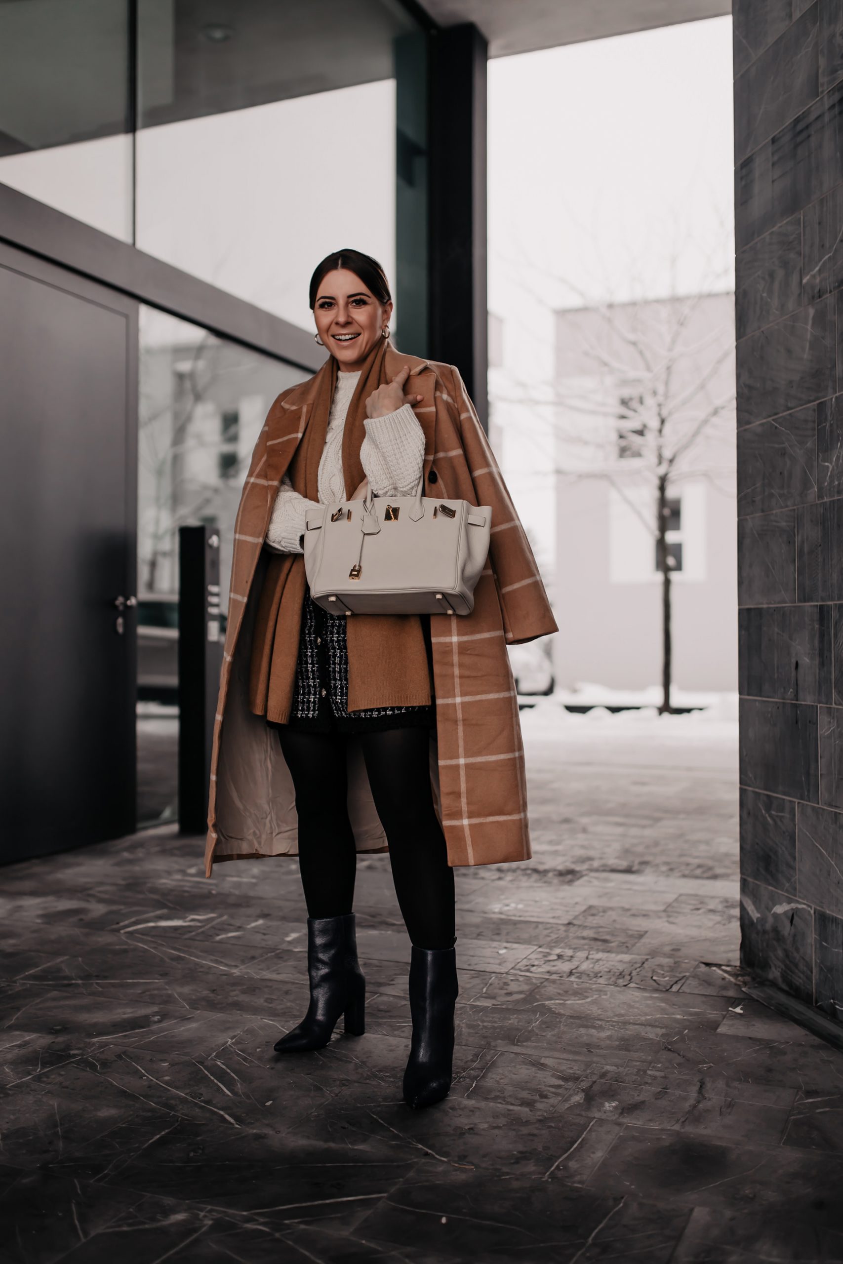 Wie du den Tweed-Trend modern im Alltag kombinieren kannst, liest du jetzt auf meinem Modeblog. Ich zeige dir nicht nur ein Winter-Outfit, sondern gebe dir auch 6 Mode-Tipps für den Tweed-Trend. #tweed #winteroutfit #wintertrends #modetrends