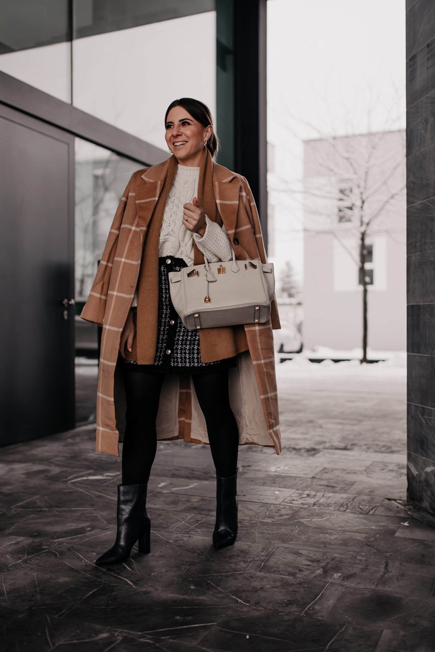 Wie du den Tweed-Trend modern im Alltag kombinieren kannst, liest du jetzt auf meinem Modeblog. Ich zeige dir nicht nur ein Winter-Outfit, sondern gebe dir auch 6 Mode-Tipps für den Tweed-Trend. #tweed #winteroutfit #wintertrends #modetrends