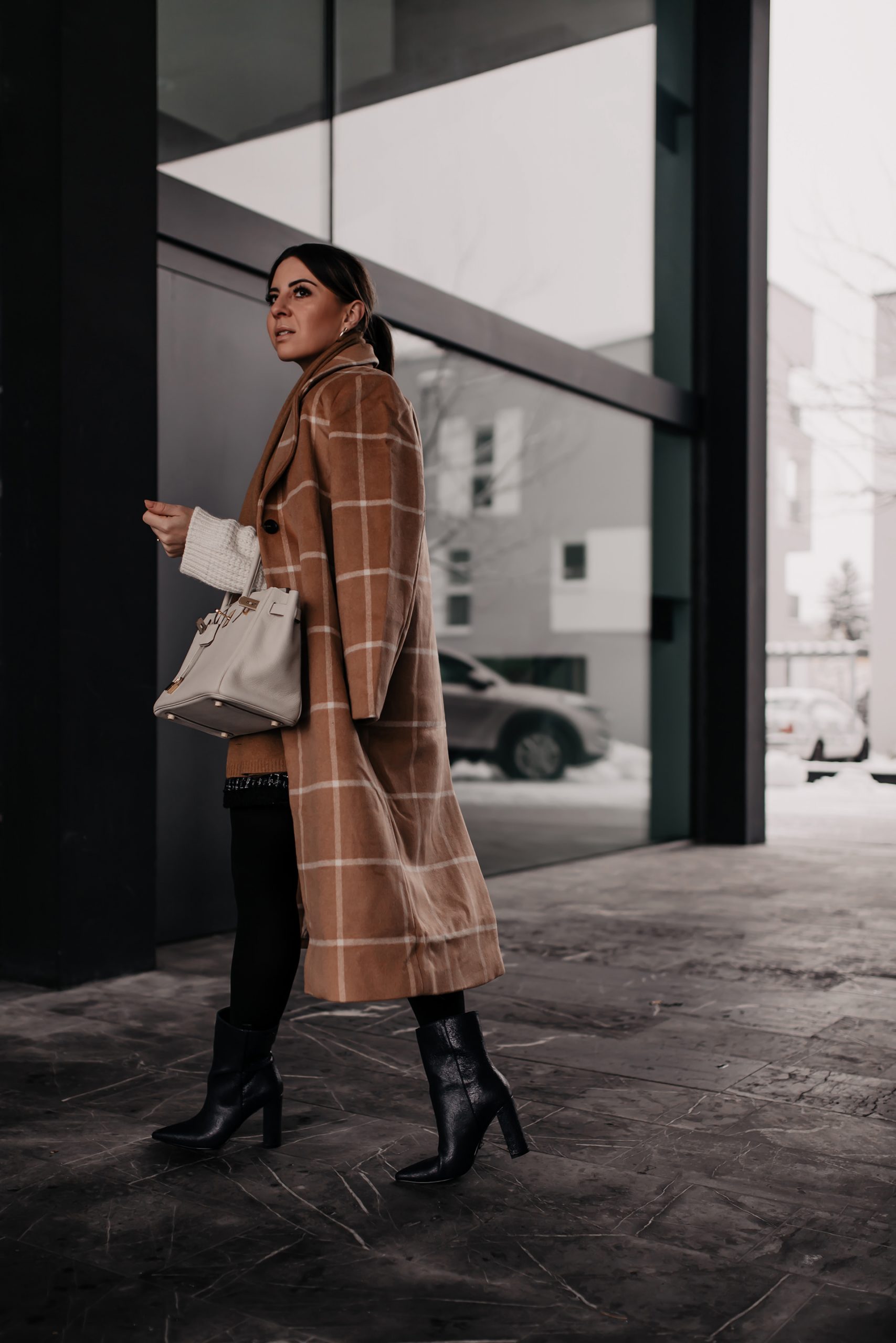 Wie du den Tweed-Trend modern im Alltag kombinieren kannst, liest du jetzt auf meinem Modeblog. Ich zeige dir nicht nur ein Winter-Outfit, sondern gebe dir auch 6 Mode-Tipps für den Tweed-Trend. #tweed #winteroutfit #wintertrends #modetrends