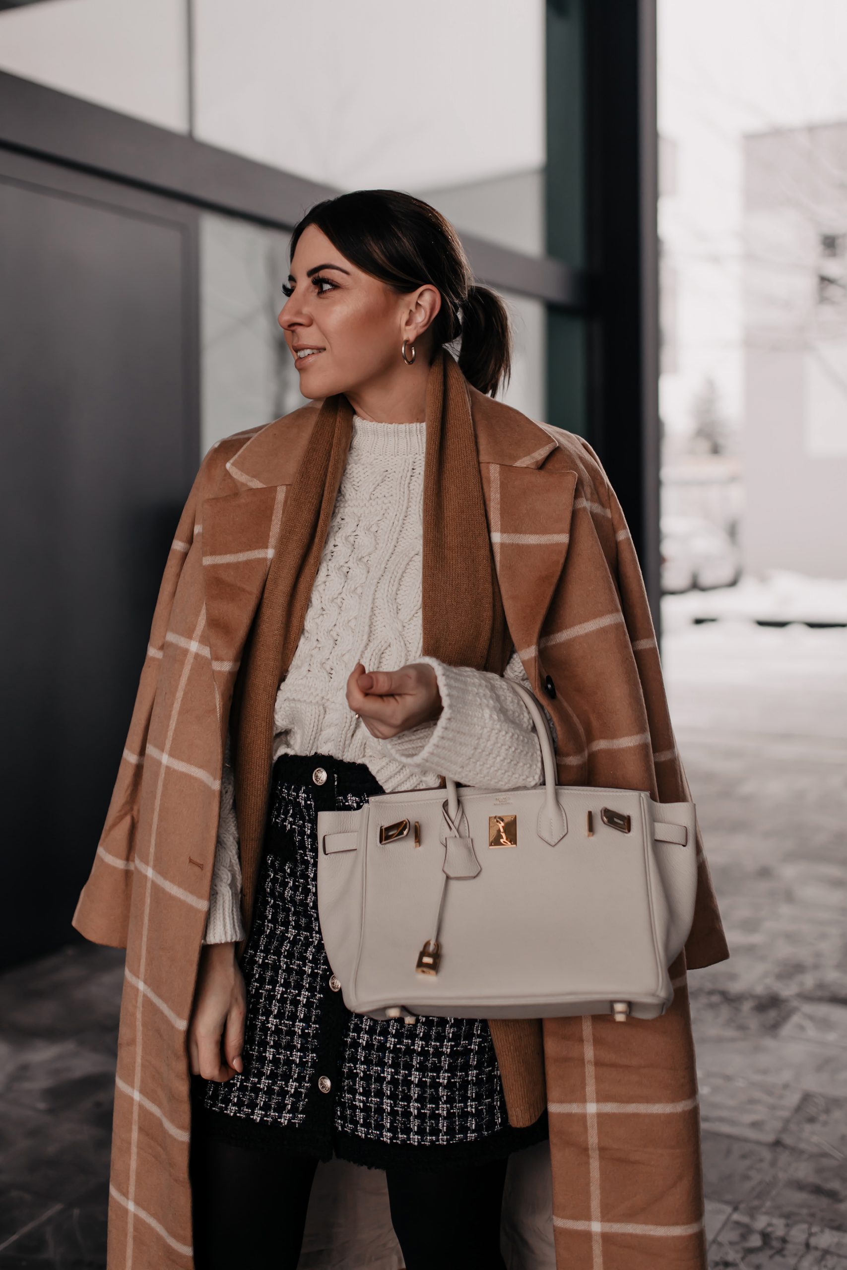 Wie du den Tweed-Trend modern im Alltag kombinieren kannst, liest du jetzt auf meinem Modeblog. Ich zeige dir nicht nur ein Winter-Outfit, sondern gebe dir auch 6 Mode-Tipps für den Tweed-Trend. #tweed #winteroutfit #wintertrends #modetrends