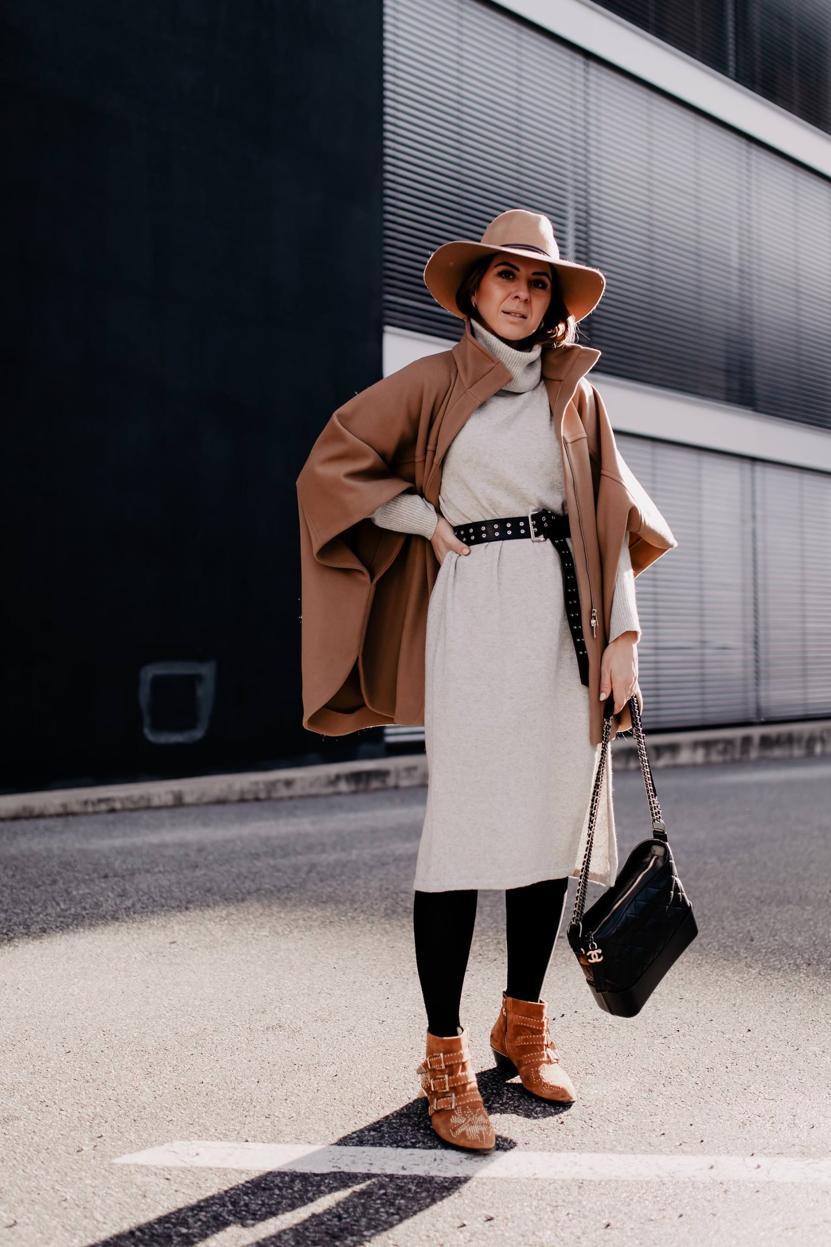 Am Modeblog liest du heute, wie gut man ein Cape kombinieren kann. Das passende Winter-Outfit gibt es kostenlos dazu und zahlreiche Shopping-Tipps für wunderschöne Cape-Outfits! www.whoismocca.me #cape #winteroutfit #modetrends