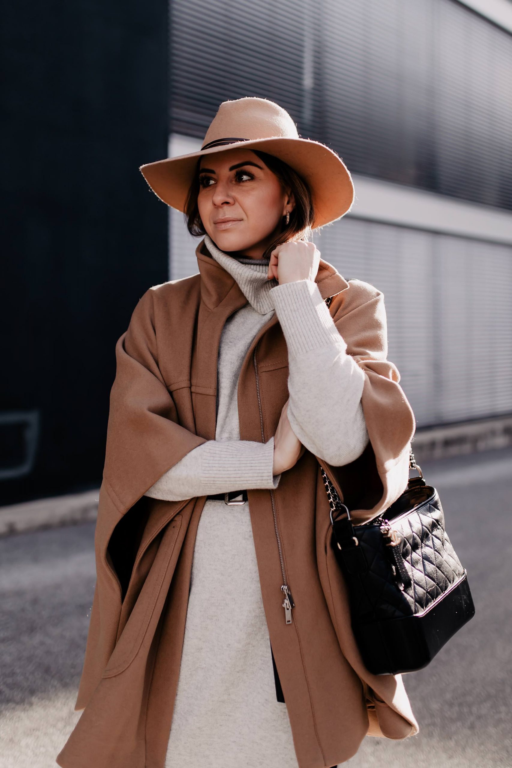 Am Modeblog liest du heute, wie gut man ein Cape kombinieren kann. Das passende Winter-Outfit gibt es kostenlos dazu und zahlreiche Shopping-Tipps für wunderschöne Cape-Outfits! www.whoismocca.me #cape #winteroutfit #modetrends