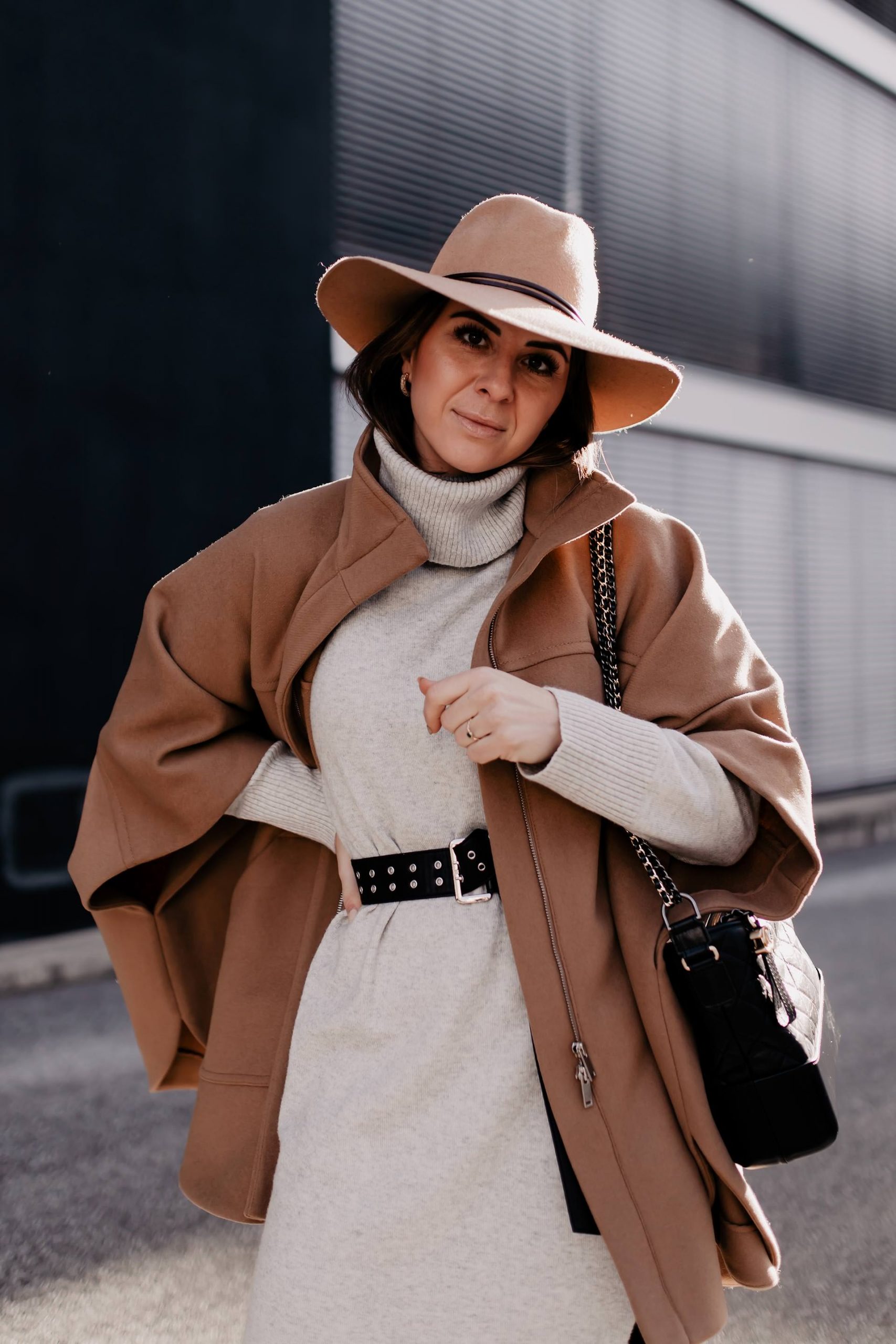 Am Modeblog liest du heute, wie gut man ein Cape kombinieren kann. Das passende Winter-Outfit gibt es kostenlos dazu und zahlreiche Shopping-Tipps für wunderschöne Cape-Outfits! www.whoismocca.me #cape #winteroutfit #modetrends