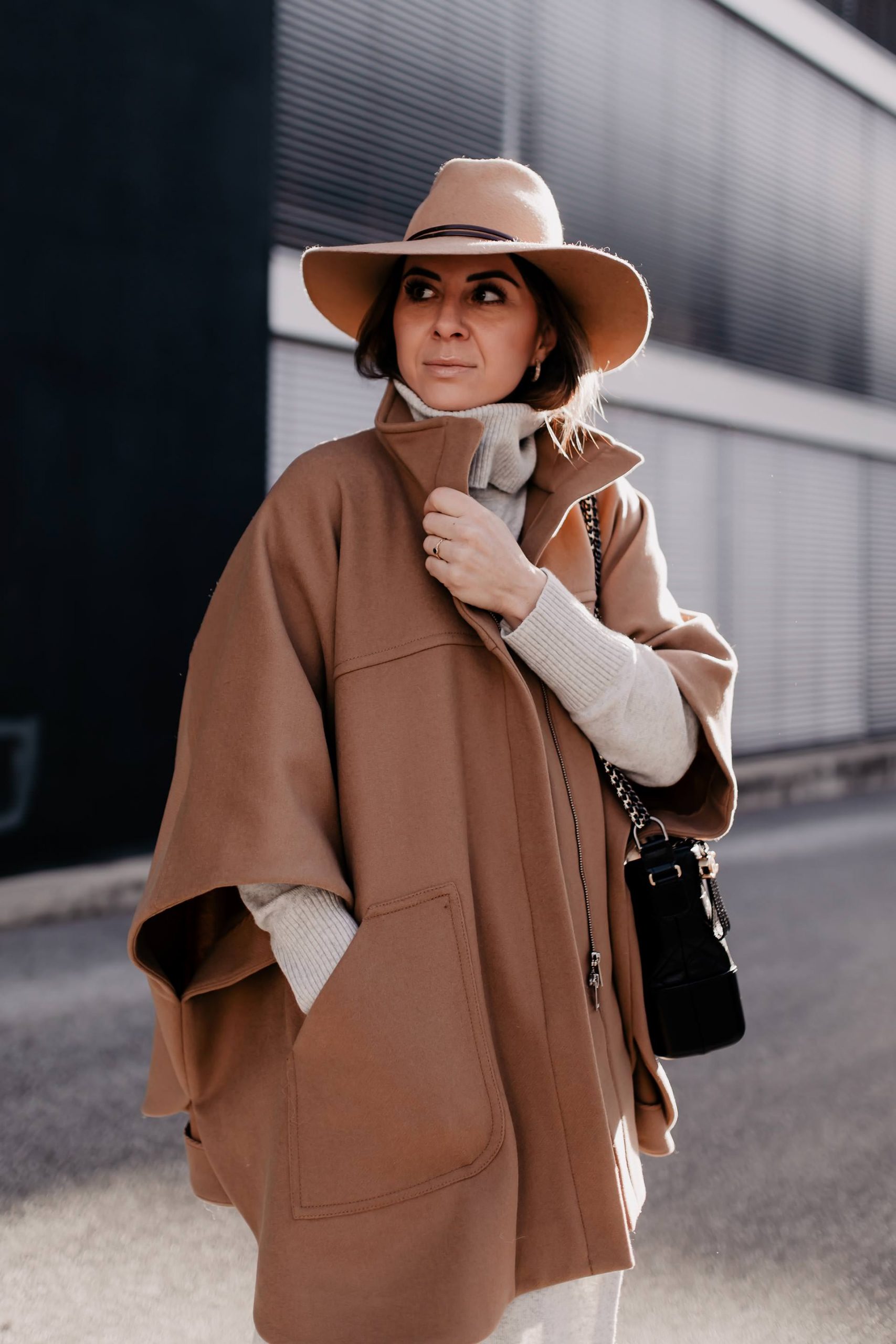 Am Modeblog liest du heute, wie gut man ein Cape kombinieren kann. Das passende Winter-Outfit gibt es kostenlos dazu und zahlreiche Shopping-Tipps für wunderschöne Cape-Outfits! www.whoismocca.me #cape #winteroutfit #modetrends