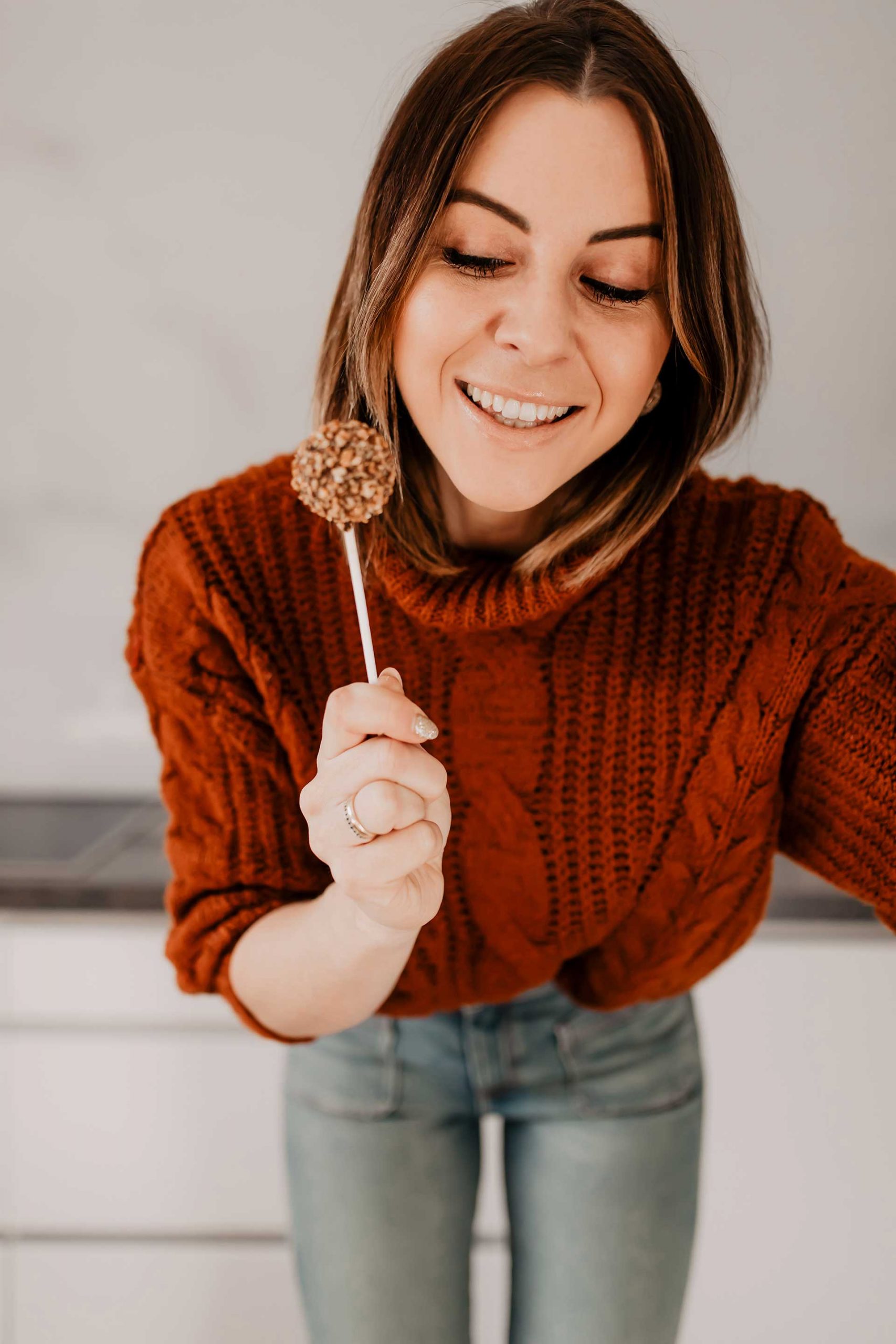 Anzeige. 3 einfache Silvester-Rezepte findest du heute am Foodblog. Ich zeige dir, wie schnell man Schoko-Cake-Pops selber machen kann und wie dir leckere Glückskekse gelingen. Den Silvester-Spritzer musst du auch unbedingt ausprobieren! www.whoismocca.me #silvester #rezepte #cakepops #glückskekse #silvesterspritzer