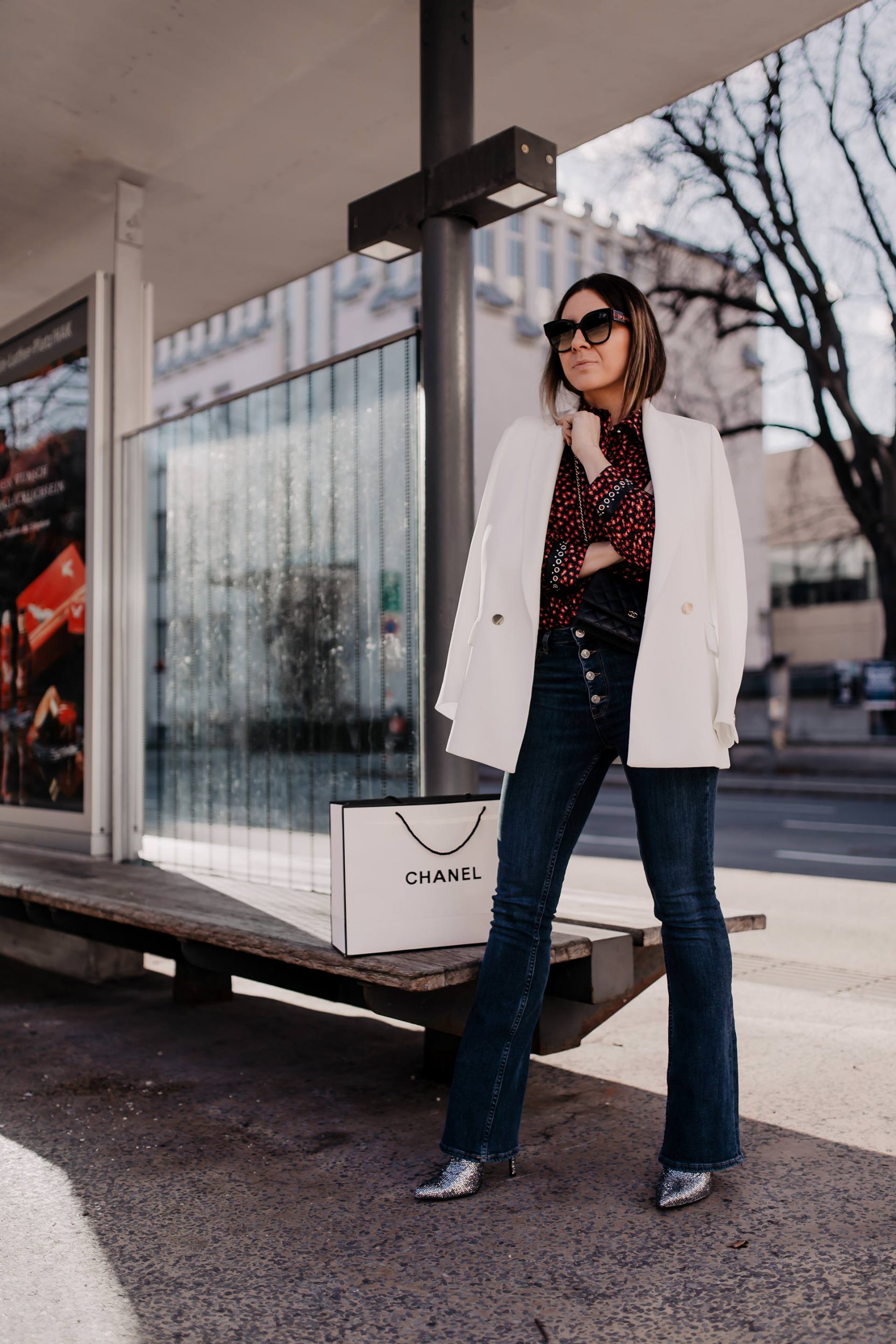 Produktplatzierung. Mein festliches Outfit für den Alltag mit Blazer und Glitzer-Boots findest du jetzt am Modeblog whoismocca.me. So einfach kannst du dein Basic-Outfit ein wenig festlicher gestalten! #vorweihnachtszeit #streetstyle #festlichesoutfit