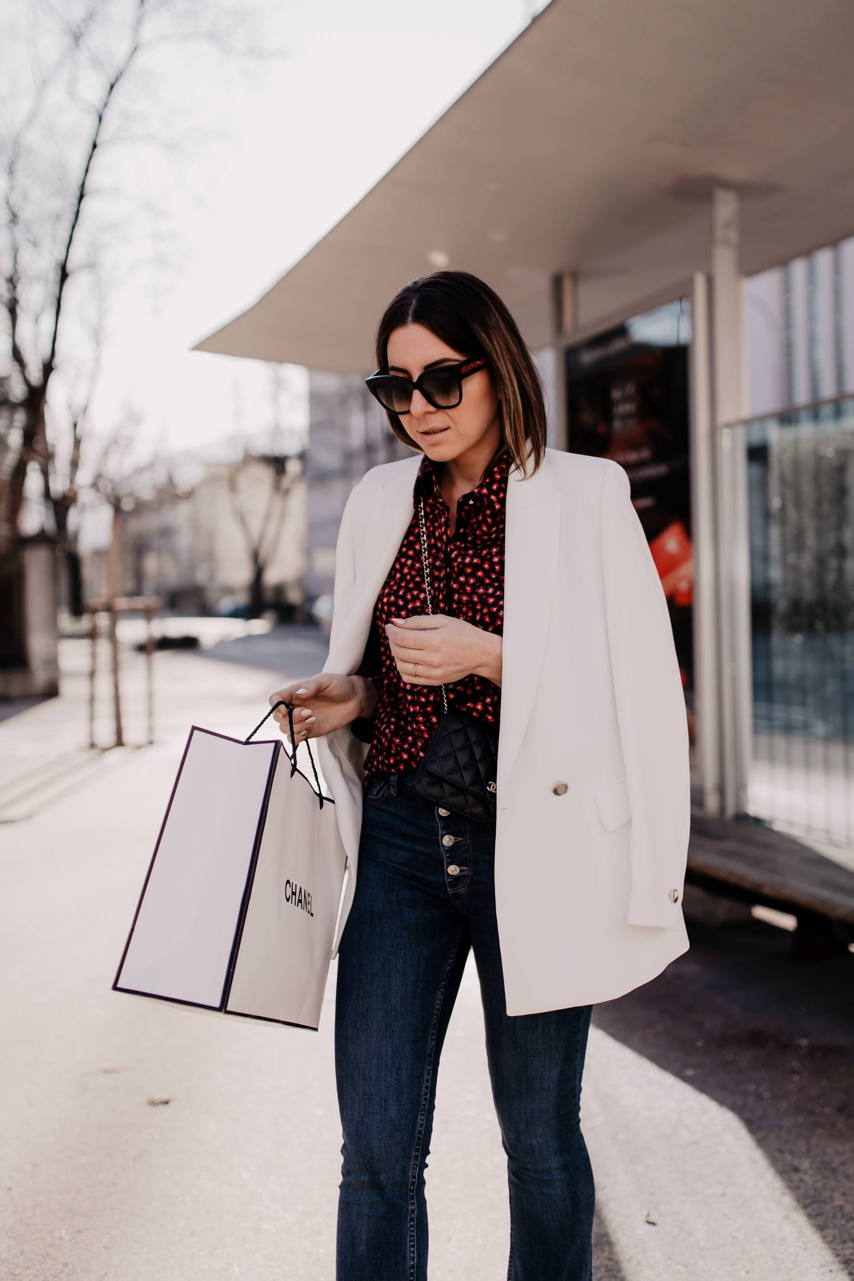 Produktplatzierung. Mein festliches Outfit für den Alltag mit Blazer und Glitzer-Boots findest du jetzt am Modeblog whoismocca.me. So einfach kannst du dein Basic-Outfit ein wenig festlicher gestalten! #vorweihnachtszeit #streetstyle #festlichesoutfit