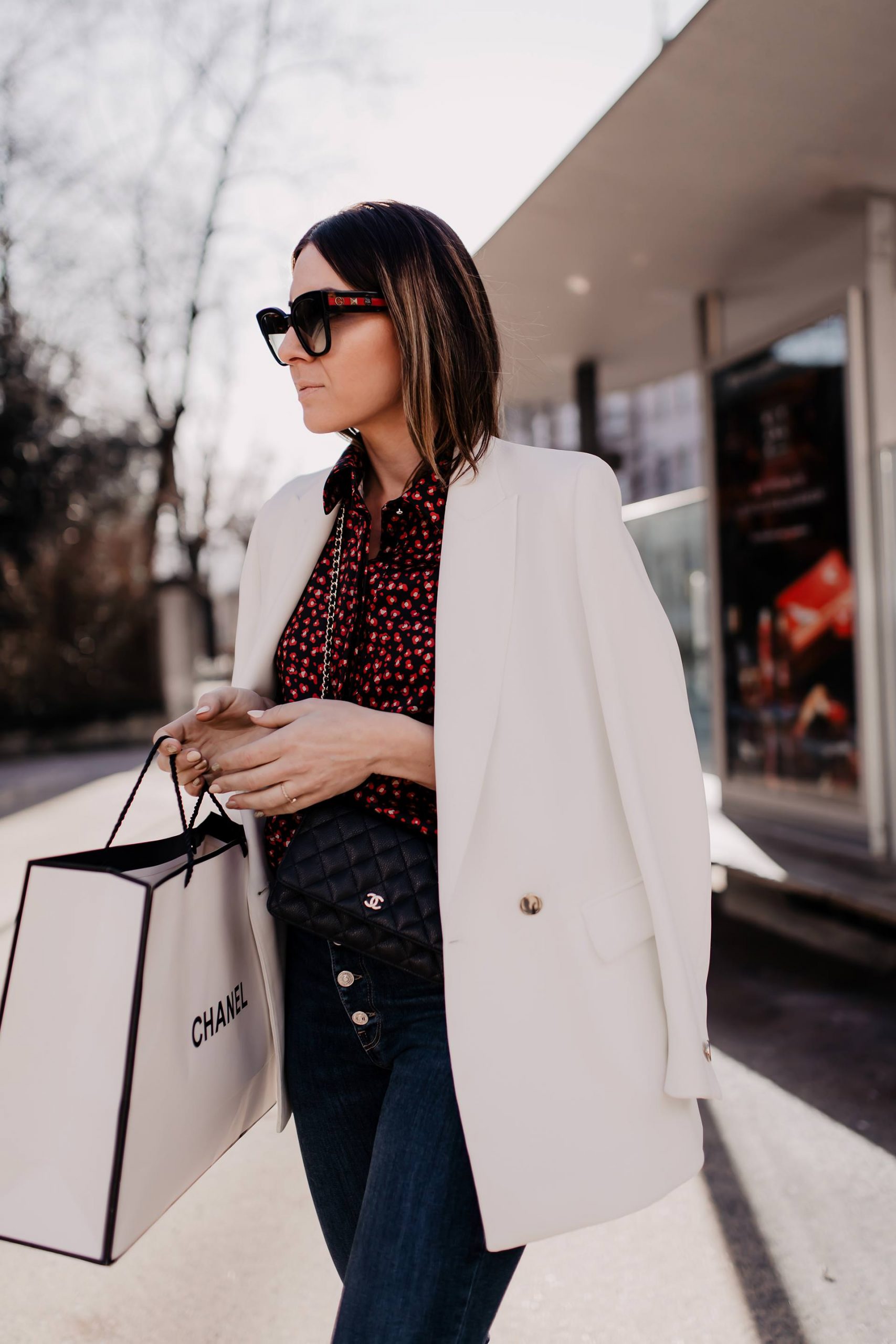 Produktplatzierung. Mein festliches Outfit für den Alltag mit Blazer und Glitzer-Boots findest du jetzt am Modeblog whoismocca.me. So einfach kannst du dein Basic-Outfit ein wenig festlicher gestalten! #vorweihnachtszeit #streetstyle #festlichesoutfit