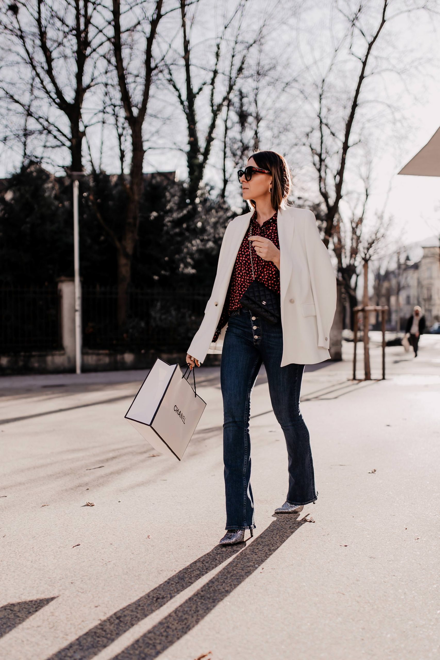 Produktplatzierung. Mein festliches Outfit für den Alltag mit Blazer und Glitzer-Boots findest du jetzt am Modeblog whoismocca.me. So einfach kannst du dein Basic-Outfit ein wenig festlicher gestalten! #vorweihnachtszeit #streetstyle #festlichesoutfit