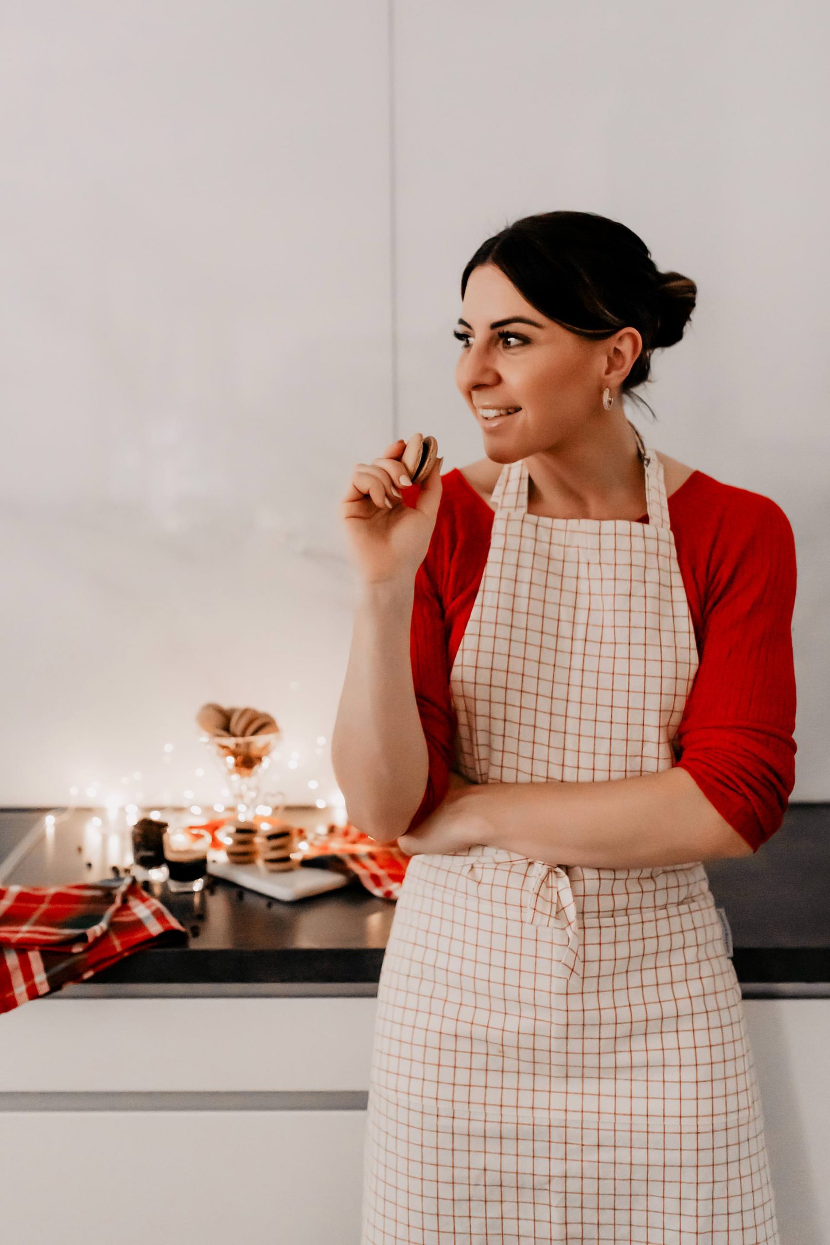 Anzeige/Gewinnspiel. Ein Rezept für Coffee-Junkies findest du jetzt am Foodblog! So einfach kannst du Kaffee-Macarons selber machen! Außerdem wartet ein tolles Gewinnspiel auf dich. www.whoismocca.me #macarons #rezept #weihnachten