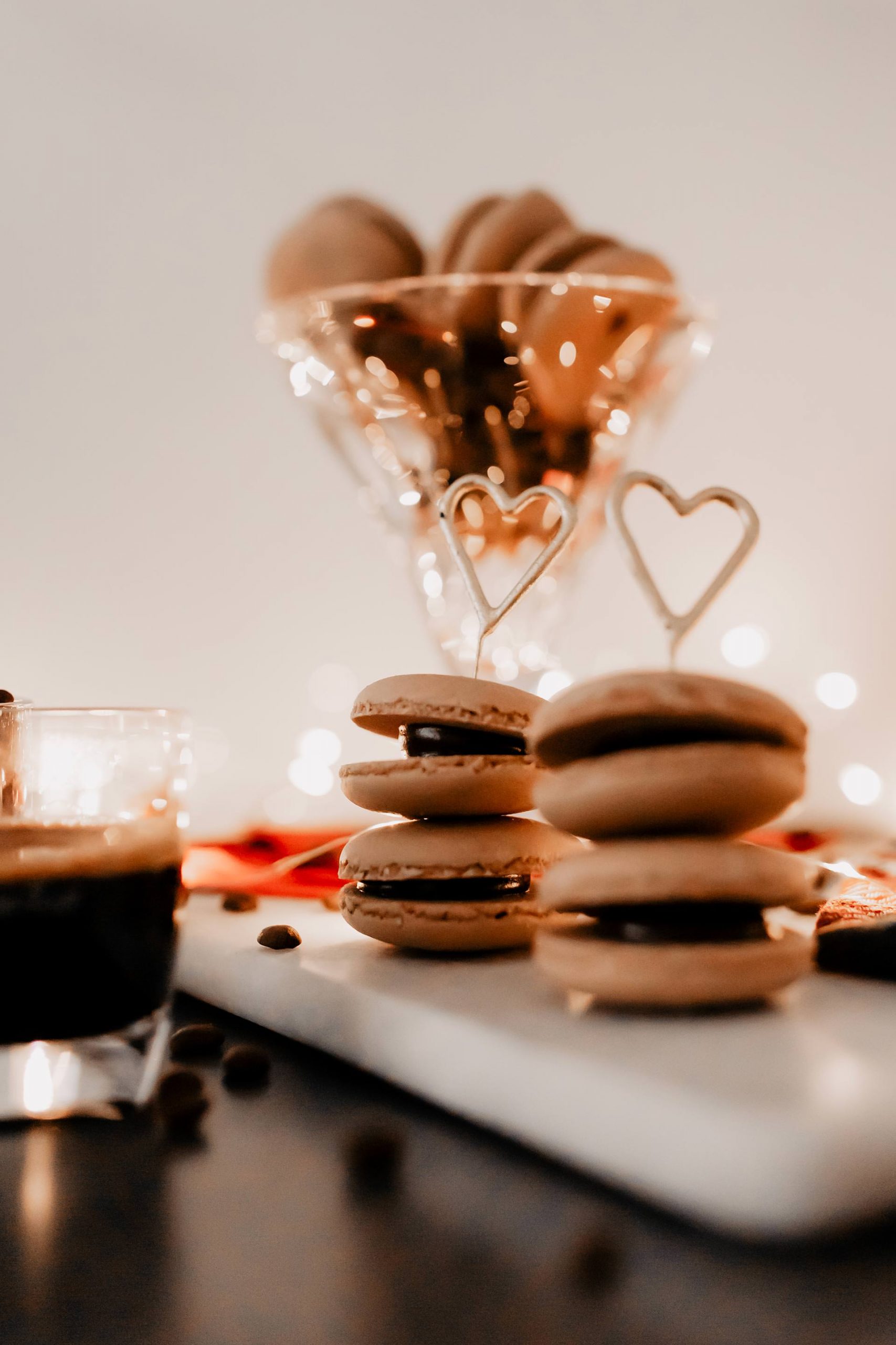 Anzeige/Gewinnspiel. Ein Rezept für Coffee-Junkies findest du jetzt am Foodblog! So einfach kannst du Kaffee-Macarons selber machen! Außerdem wartet ein tolles Gewinnspiel auf dich. www.whoismocca.me #macarons #rezept #weihnachten