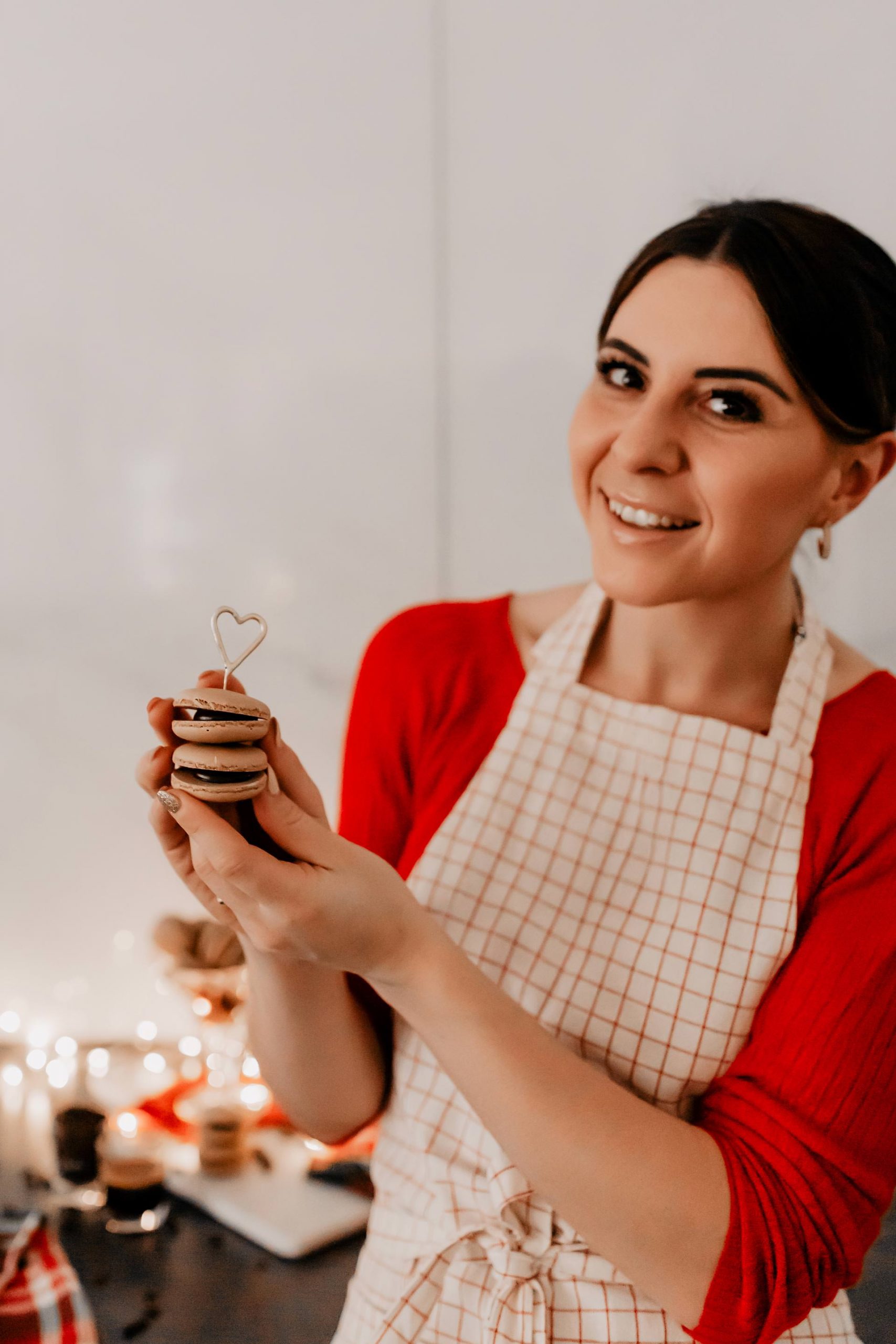 Anzeige/Gewinnspiel. Ein Rezept für Coffee-Junkies findest du jetzt am Foodblog! So einfach kannst du Kaffee-Macarons selber machen! Außerdem wartet ein tolles Gewinnspiel auf dich. www.whoismocca.me #macarons #rezept #weihnachten