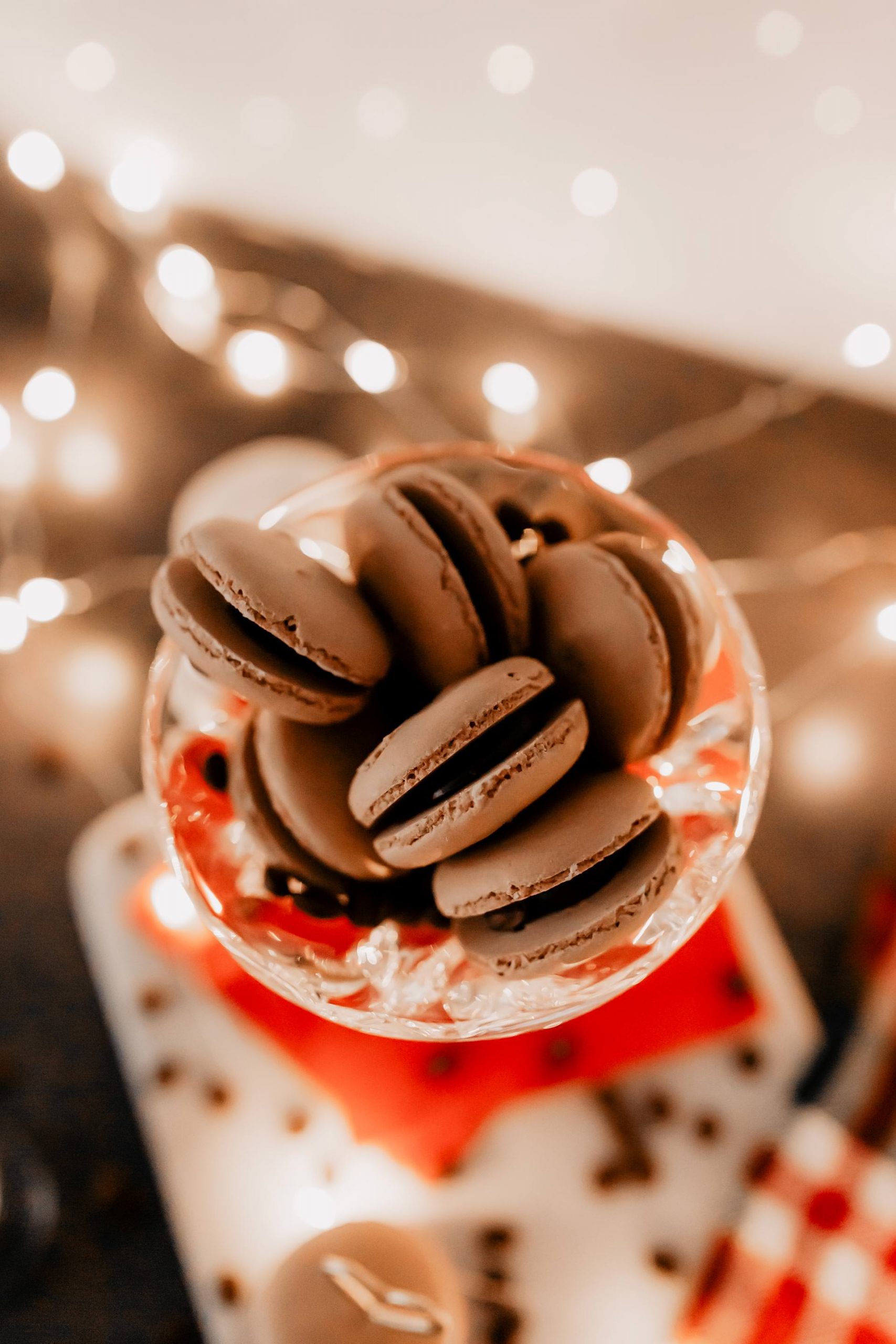 Anzeige/Gewinnspiel. Ein Rezept für Coffee-Junkies findest du jetzt am Foodblog! So einfach kannst du Kaffee-Macarons selber machen! Außerdem wartet ein tolles Gewinnspiel auf dich. www.whoismocca.me #macarons #rezept #weihnachten