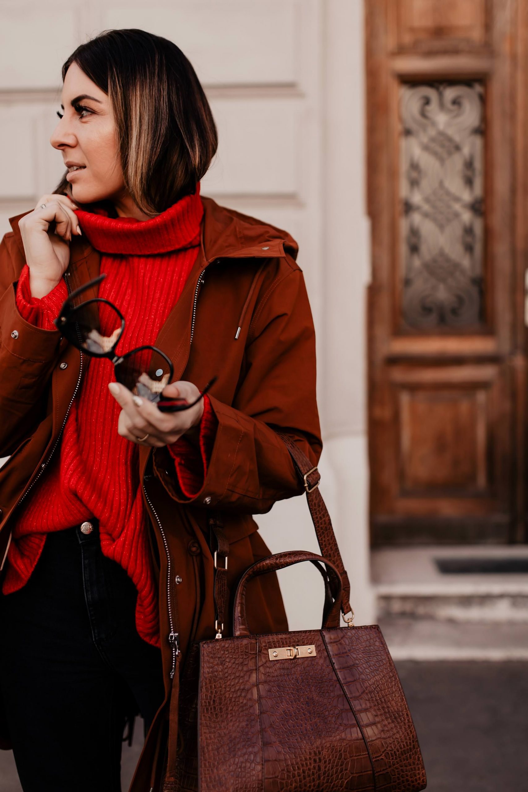 Am Modeblog zeige ich dir heute mein Parka-Outfit im Winter mit Rollkragenpullover, Skinny Jeans und Leo-Stiefeletten. Außerdem gebe ich dir Tipps für den perfekten Winter-Parka und zeige dir die schönen Jacken, die für den Winter geeignet sind. www.whoismocca.me #winteroutfit #winterparka