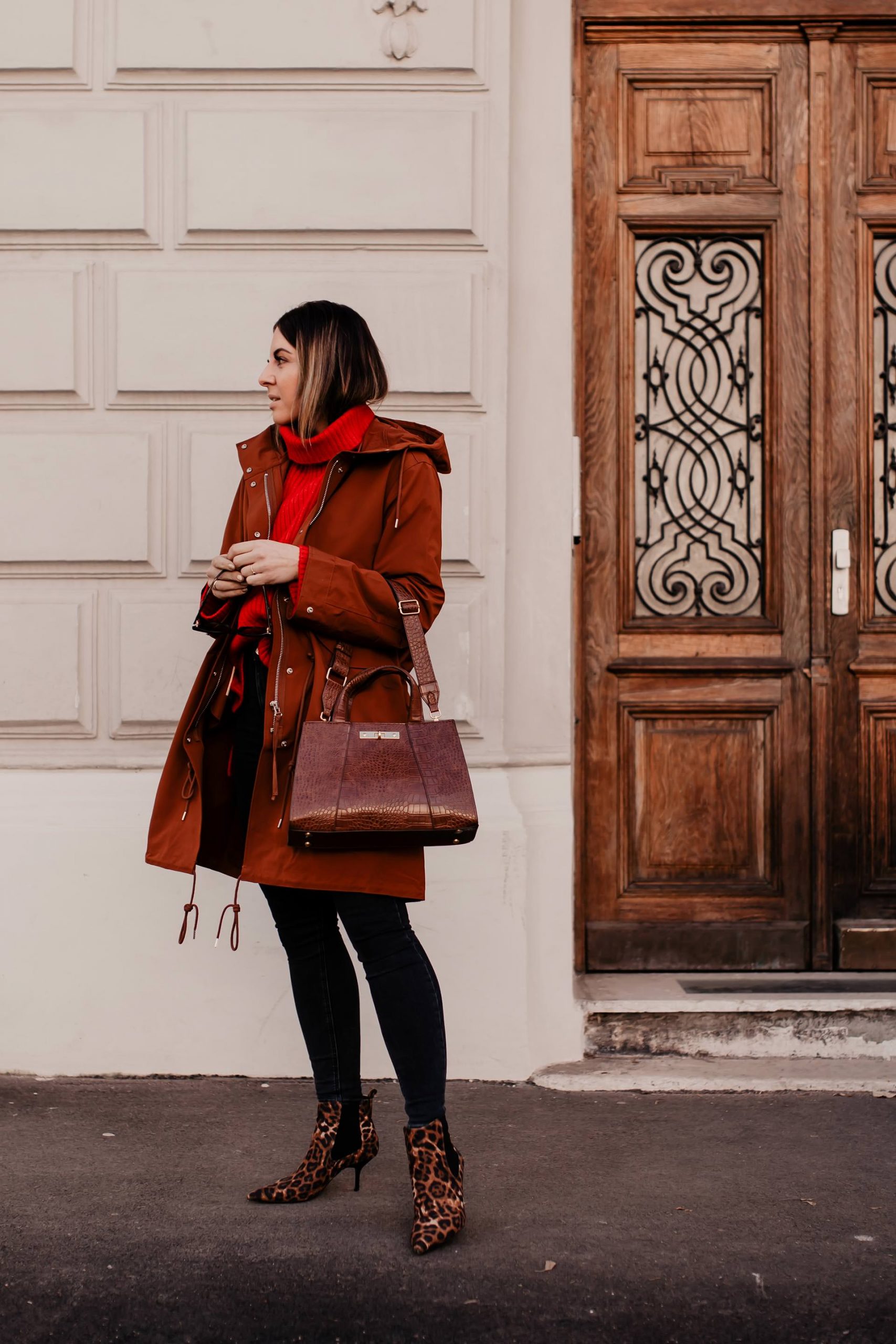 Am Modeblog zeige ich dir heute mein Parka-Outfit im Winter mit Rollkragenpullover, Skinny Jeans und Leo-Stiefeletten. Außerdem gebe ich dir Tipps für den perfekten Winter-Parka und zeige dir die schönen Jacken, die für den Winter geeignet sind. www.whoismocca.me #winteroutfit #winterparka