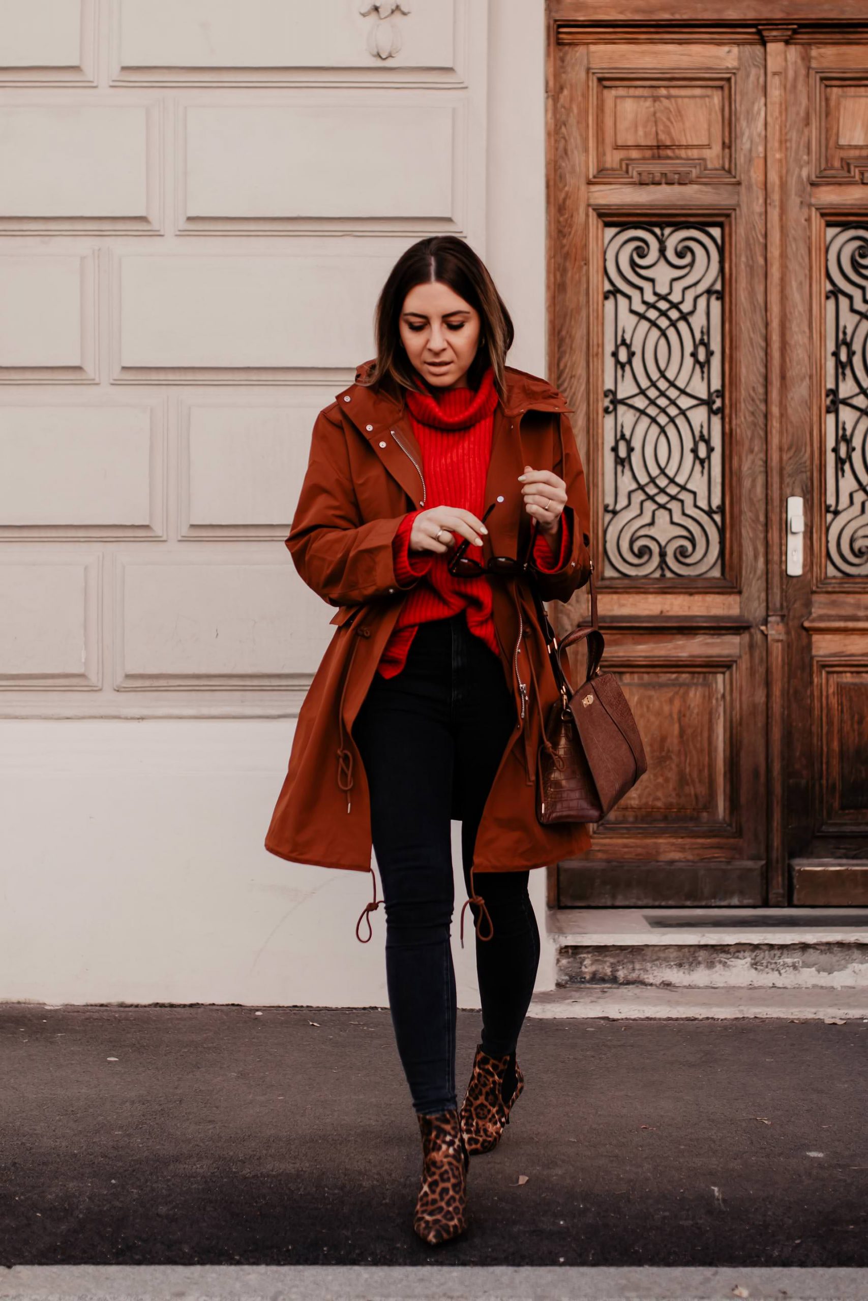 Am Modeblog zeige ich dir heute mein Parka-Outfit im Winter mit Rollkragenpullover, Skinny Jeans und Leo-Stiefeletten. Außerdem gebe ich dir Tipps für den perfekten Winter-Parka und zeige dir die schönen Jacken, die für den Winter geeignet sind. www.whoismocca.me #winteroutfit #winterparka