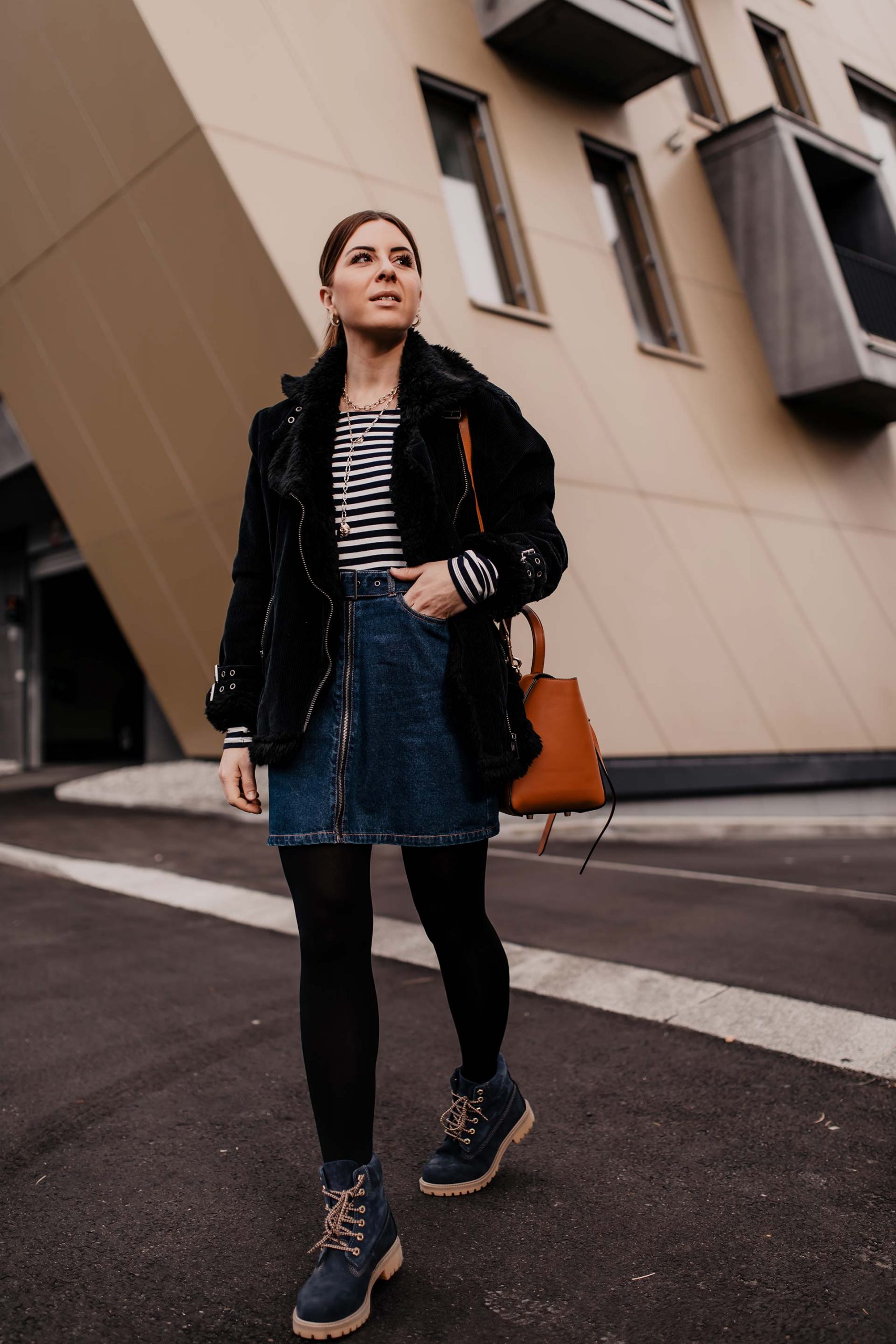 Am Modeblog gibt es heute 2 Outfits mit Jeansrock für dich zu entdecken. Ich zeige dir, wie gut sich ein Jeansrock im Winter kombinieren lässt und gebe dir Tipps, wo du die schönsten Denim Skirts online kaufen kannst. www.whoismocca.me #winteroutfits #jeansrock #modetrends #wintertrends