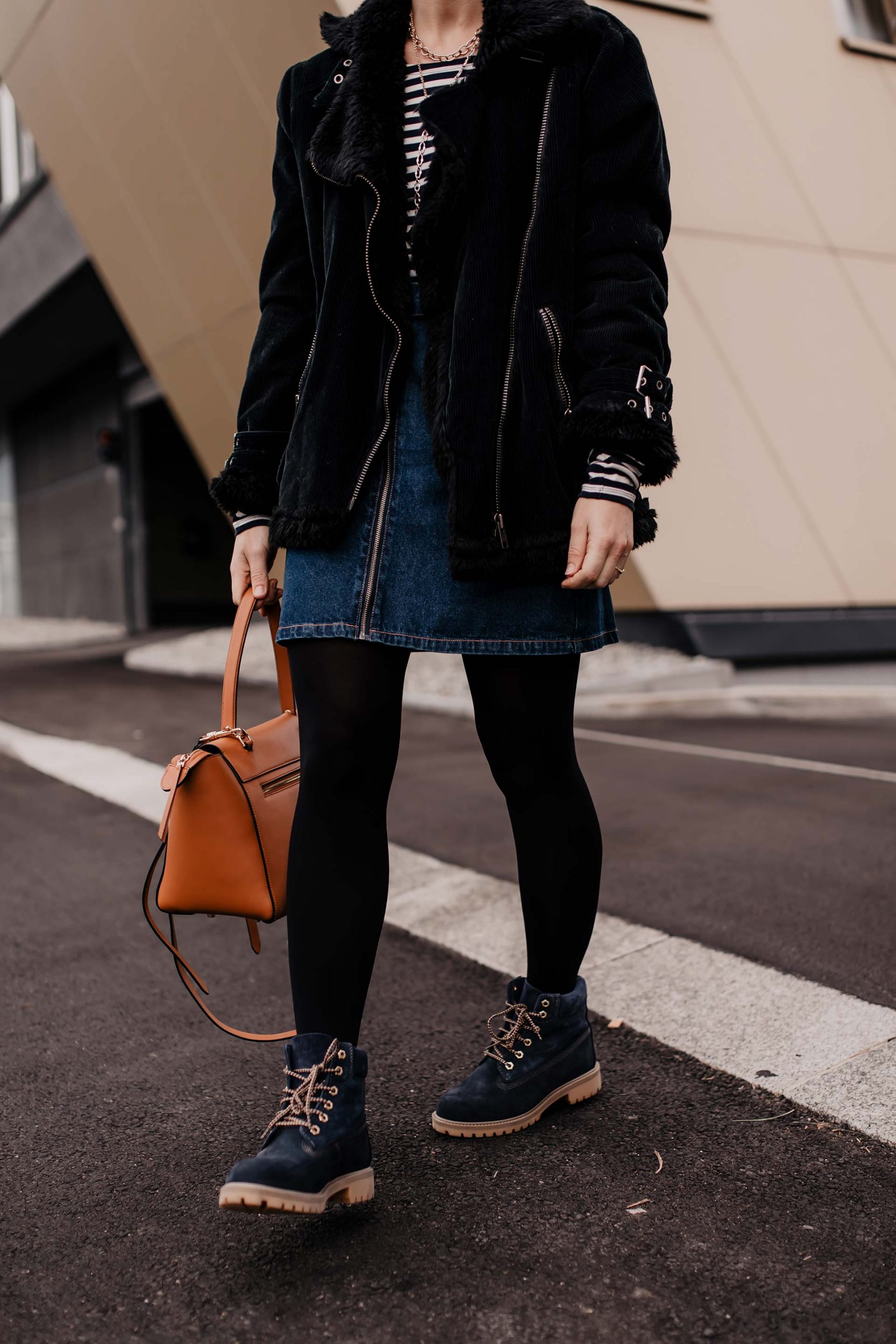 Am Modeblog gibt es heute 2 Outfits mit Jeansrock für dich zu entdecken. Ich zeige dir, wie gut sich ein Jeansrock im Winter kombinieren lässt und gebe dir Tipps, wo du die schönsten Denim Skirts online kaufen kannst. www.whoismocca.me #winteroutfits #jeansrock #modetrends #wintertrends