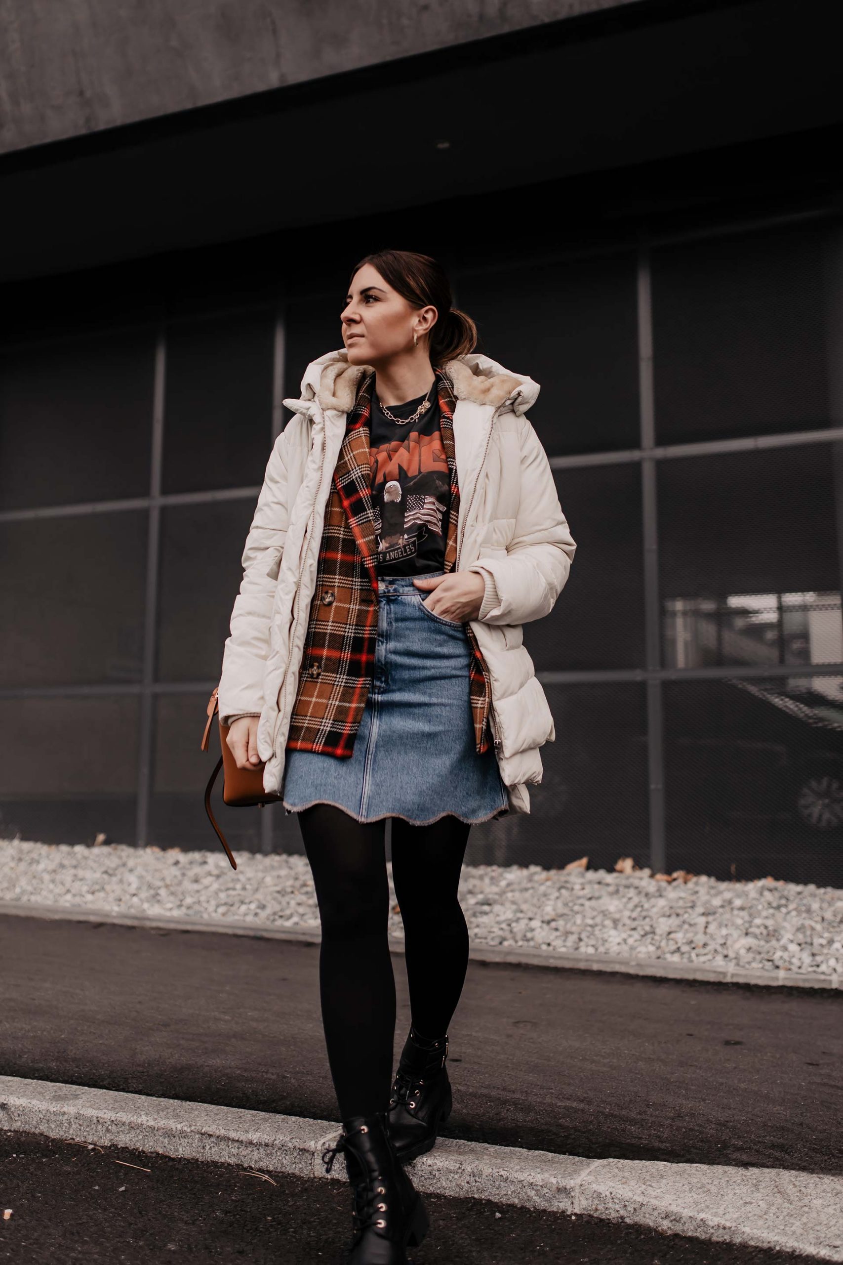 Am Modeblog gibt es heute 2 Outfits mit Jeansrock für dich zu entdecken. Ich zeige dir, wie gut sich ein Jeansrock im Winter kombinieren lässt und gebe dir Tipps, wo du die schönsten Denim Skirts online kaufen kannst. www.whoismocca.me #winteroutfits #jeansrock #modetrends #wintertrends