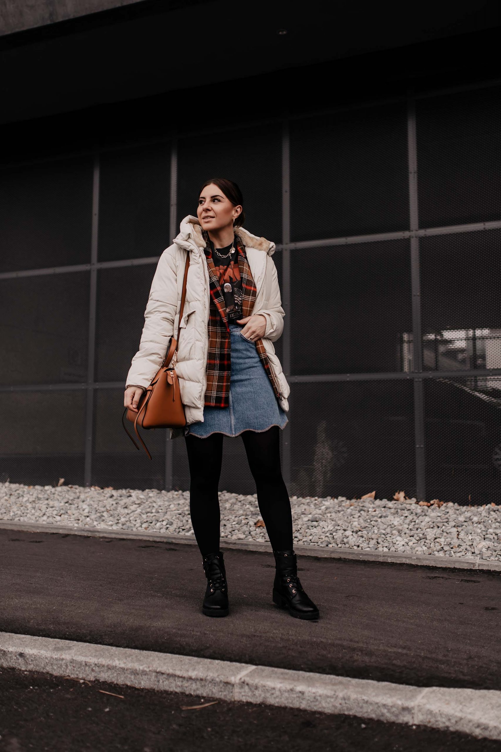 Am Modeblog gibt es heute 2 Outfits mit Jeansrock für dich zu entdecken. Ich zeige dir, wie gut sich ein Jeansrock im Winter kombinieren lässt und gebe dir Tipps, wo du die schönsten Denim Skirts online kaufen kannst. www.whoismocca.me #winteroutfits #jeansrock #modetrends #wintertrends