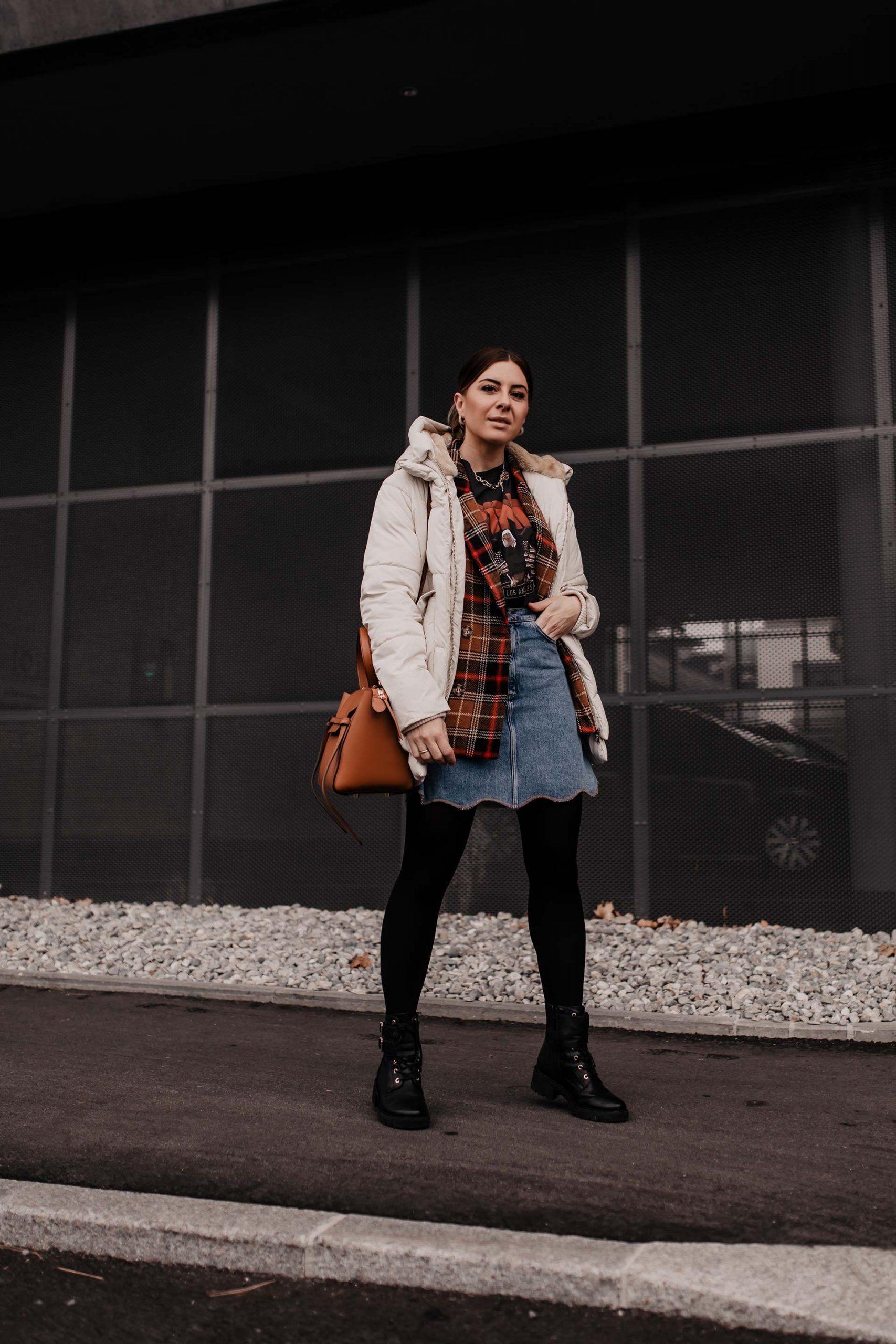 Am Modeblog gibt es heute 2 Outfits mit Jeansrock für dich zu entdecken. Ich zeige dir, wie gut sich ein Jeansrock im Winter kombinieren lässt und gebe dir Tipps, wo du die schönsten Denim Skirts online kaufen kannst. www.whoismocca.me #winteroutfits #jeansrock #modetrends #wintertrends