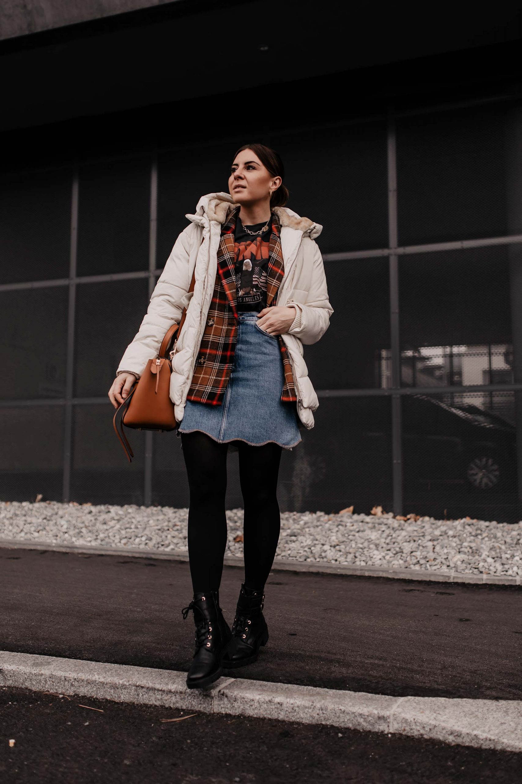 Am Modeblog gibt es heute 2 Outfits mit Jeansrock für dich zu entdecken. Ich zeige dir, wie gut sich ein Jeansrock im Winter kombinieren lässt und gebe dir Tipps, wo du die schönsten Denim Skirts online kaufen kannst. www.whoismocca.me #winteroutfits #jeansrock #modetrends #wintertrends