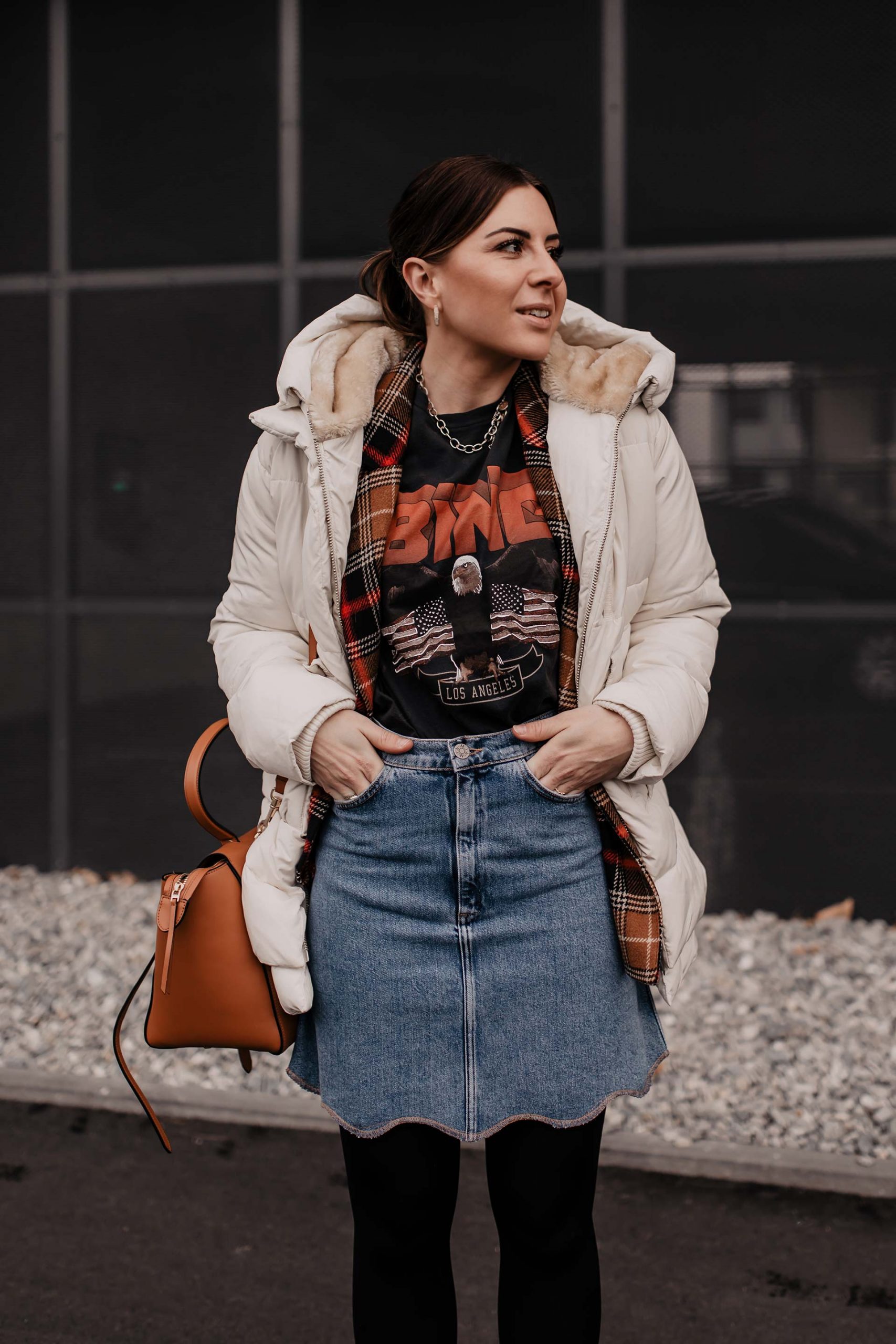 Am Modeblog gibt es heute 2 Outfits mit Jeansrock für dich zu entdecken. Ich zeige dir, wie gut sich ein Jeansrock im Winter kombinieren lässt und gebe dir Tipps, wo du die schönsten Denim Skirts online kaufen kannst. www.whoismocca.me #winteroutfits #jeansrock #modetrends #wintertrends