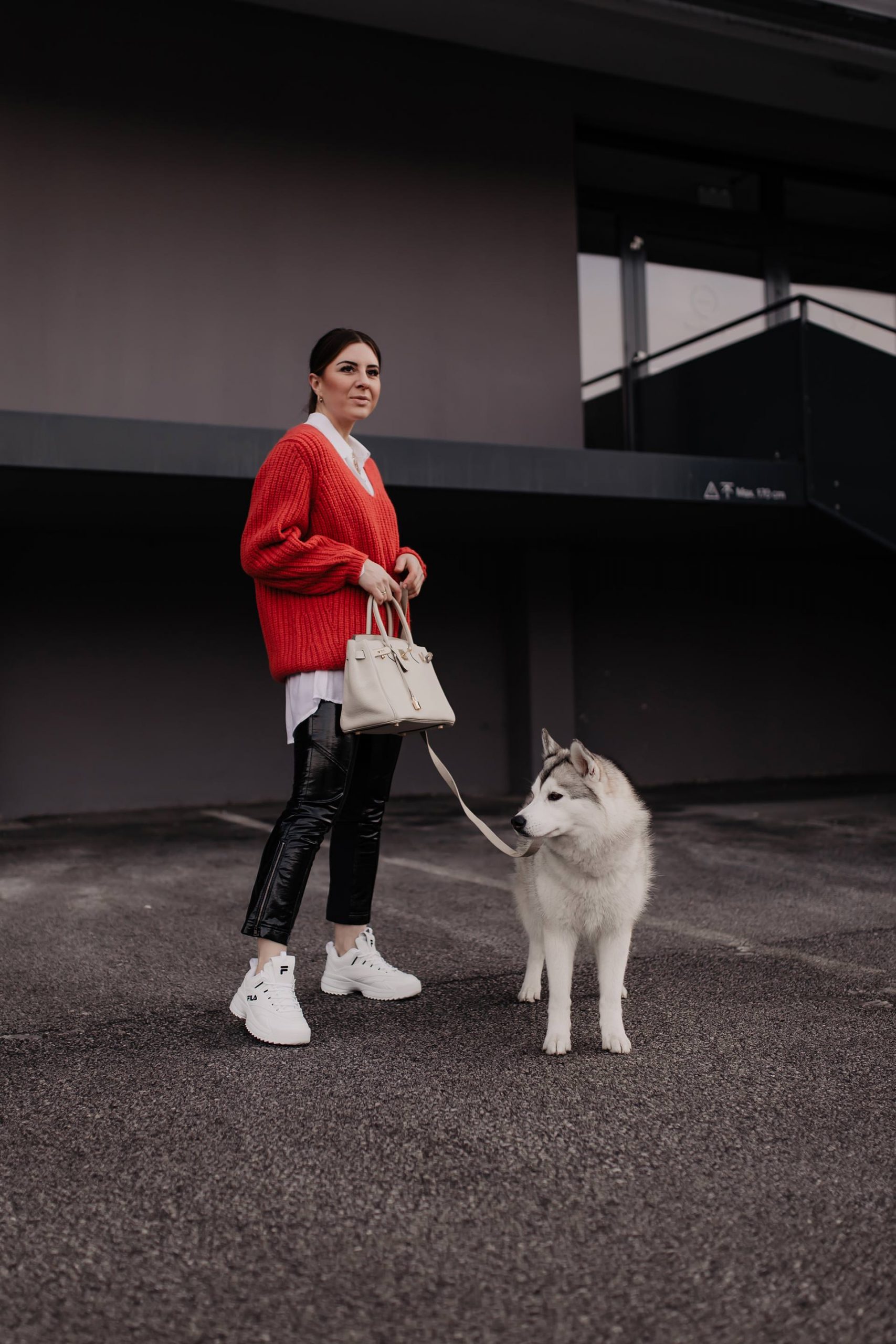 Du möchtest weiße #Sneakers kombinieren und bist auf der Suche nach Outfit-Inspirationen? Dann herzlich willkommen auf meinem #Modeblog, wo ich dir heute ein kleines Sneakers #Lookbook präsentiere. www.whoismocca.me #frühlingsoutfit #modetrends #alltagsoutfit