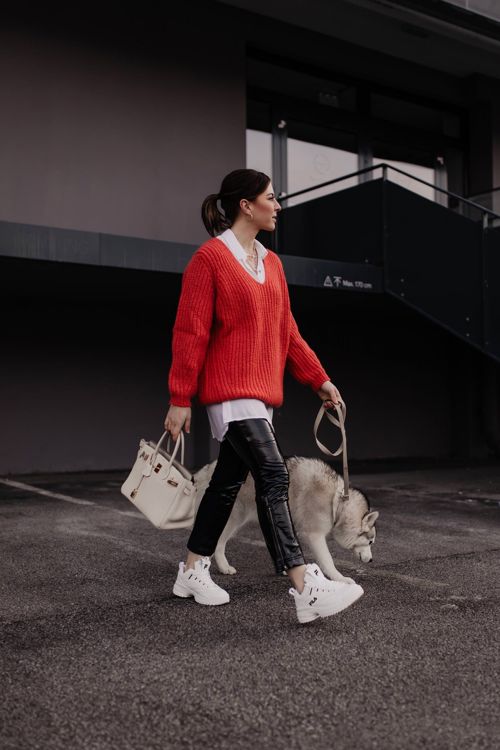 Du möchtest weiße #Sneakers kombinieren und bist auf der Suche nach Outfit-Inspirationen? Dann herzlich willkommen auf meinem #Modeblog, wo ich dir heute ein kleines Sneakers #Lookbook präsentiere. www.whoismocca.me #frühlingsoutfit #modetrends #alltagsoutfit