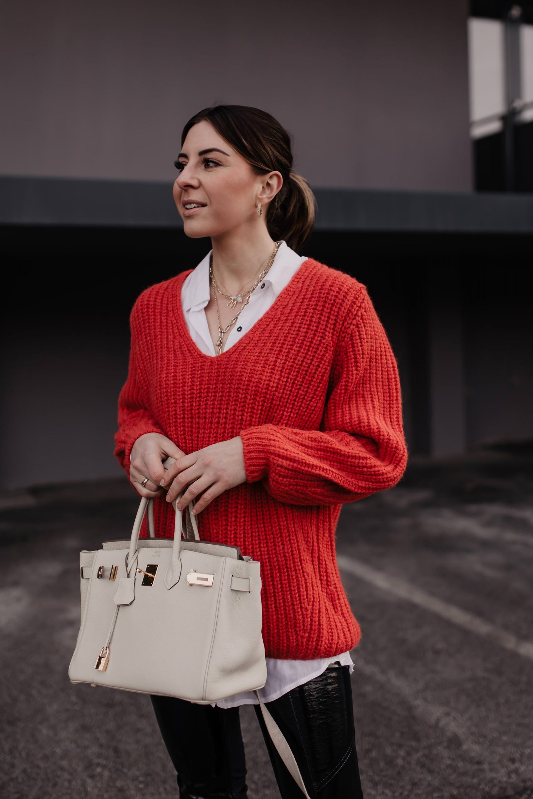 Du möchtest weiße #Sneakers kombinieren und bist auf der Suche nach Outfit-Inspirationen? Dann herzlich willkommen auf meinem #Modeblog, wo ich dir heute ein kleines Sneakers #Lookbook präsentiere. www.whoismocca.me #frühlingsoutfit #modetrends #alltagsoutfit