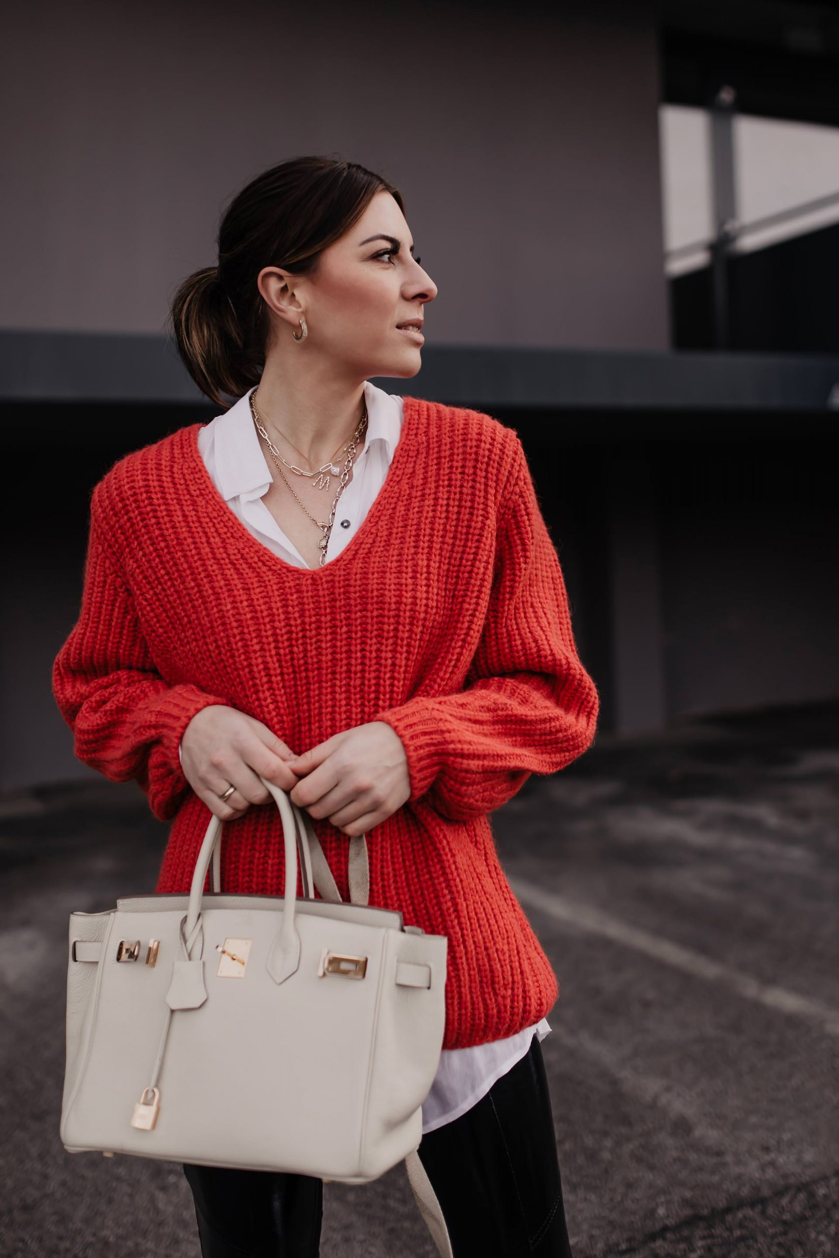 Du möchtest weiße #Sneakers kombinieren und bist auf der Suche nach Outfit-Inspirationen? Dann herzlich willkommen auf meinem #Modeblog, wo ich dir heute ein kleines Sneakers #Lookbook präsentiere. www.whoismocca.me #frühlingsoutfit #modetrends #alltagsoutfit