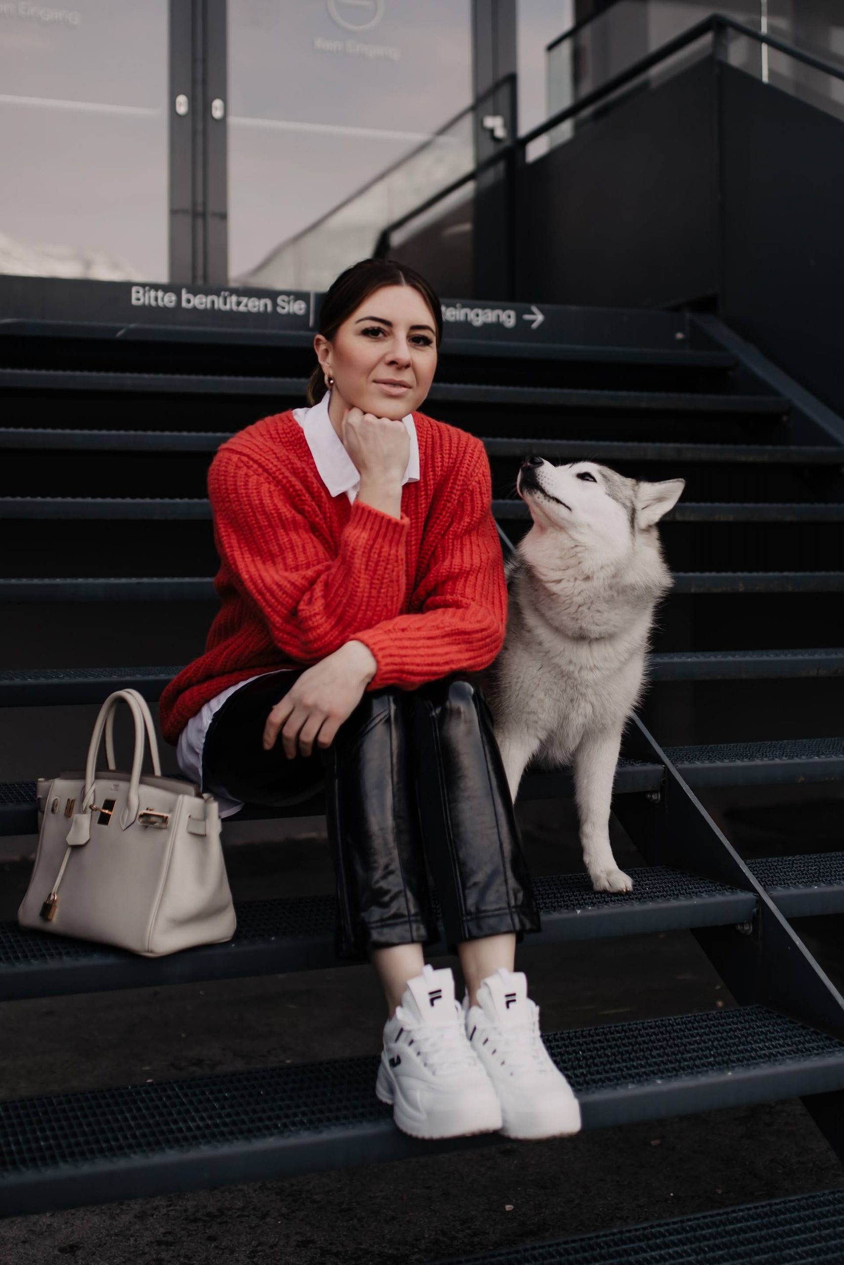 Du möchtest weiße #Sneakers kombinieren und bist auf der Suche nach Outfit-Inspirationen? Dann herzlich willkommen auf meinem #Modeblog, wo ich dir heute ein kleines Sneakers #Lookbook präsentiere. www.whoismocca.me #frühlingsoutfit #modetrends #alltagsoutfit