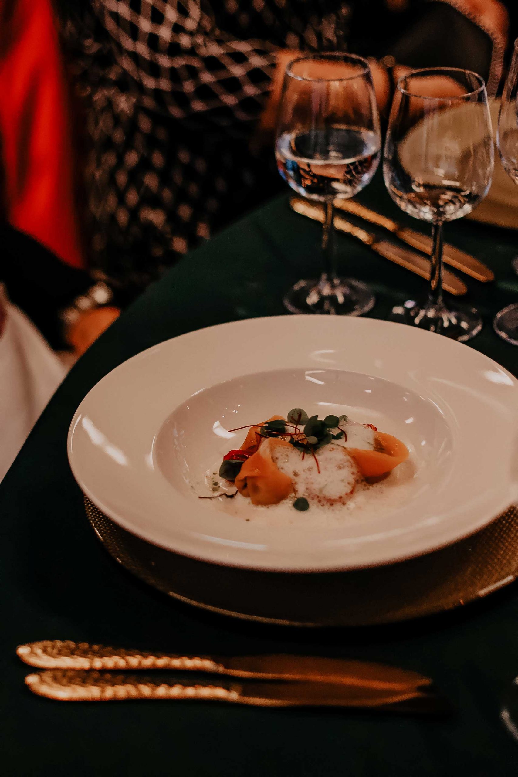 Wie entscheidet man sich für den perfekten Hochzeitswein, wenn man im Grunde nicht viel Ahnung von Wein hat? Wir trinken zwar gerne ab und zu Mal ein Gläschen Wein zum Essen, das war's dann aber auch schon wieder. Ich nehme dich heute mit auf unsere kleine Reise und erzähle dir, wie wir die "Welcher Wein für die Hochzeit?"-Frage beantwortet haben. www.whoismocca.me #hochzeitswein #herbsthochzeit #rotwein #weisswein