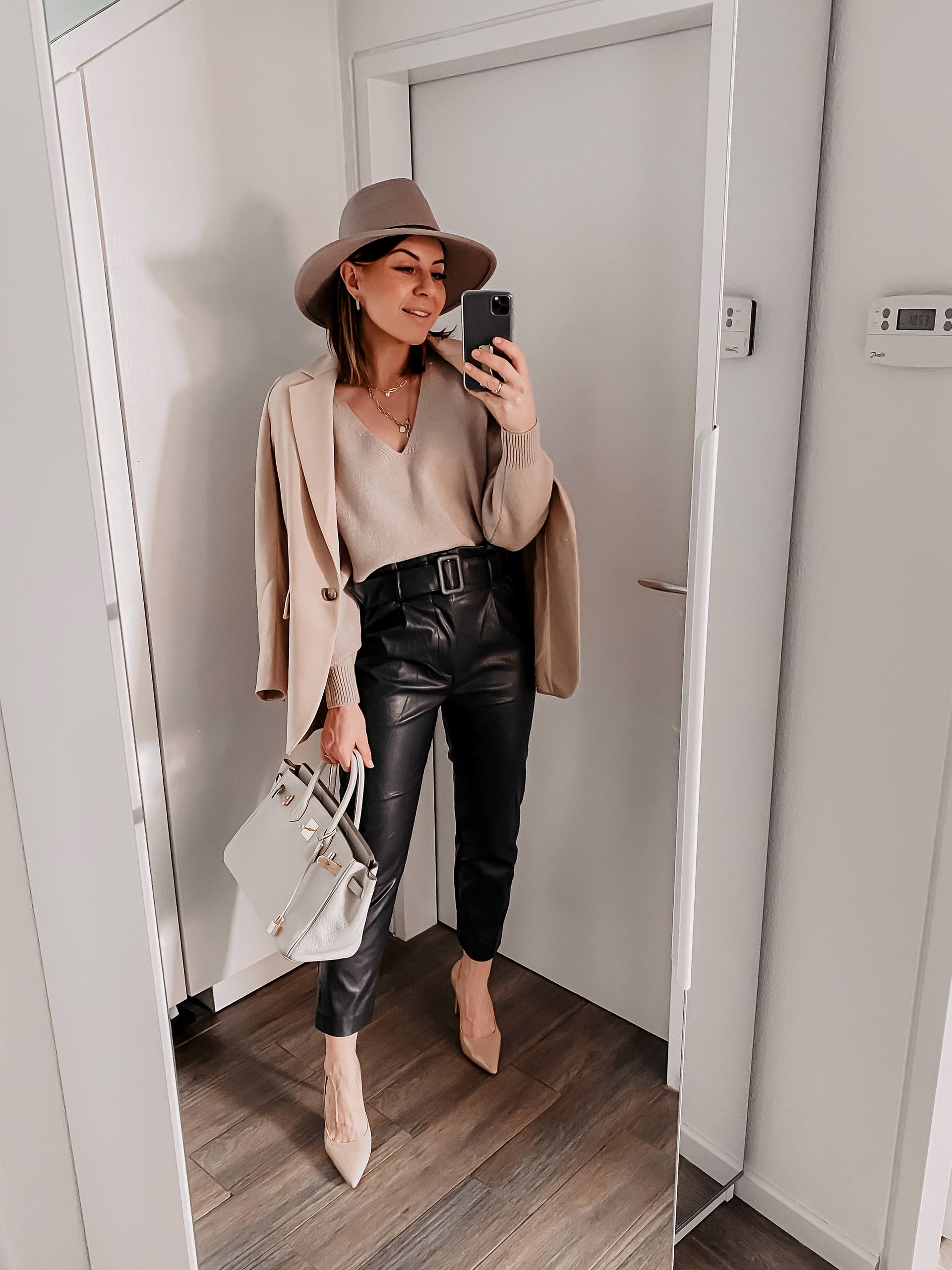 5 Outfits mit Lederhose gibt es am Modeblog zu entdecken. Ich zeige dir, wie gut sich verschiedene Lederhosen im Alltag kombinieren lassen und wie du gut gestylt in den Frühling startest. www.whoismocca.me #lederhose #lookbook #outfits #frühlingsoutfit