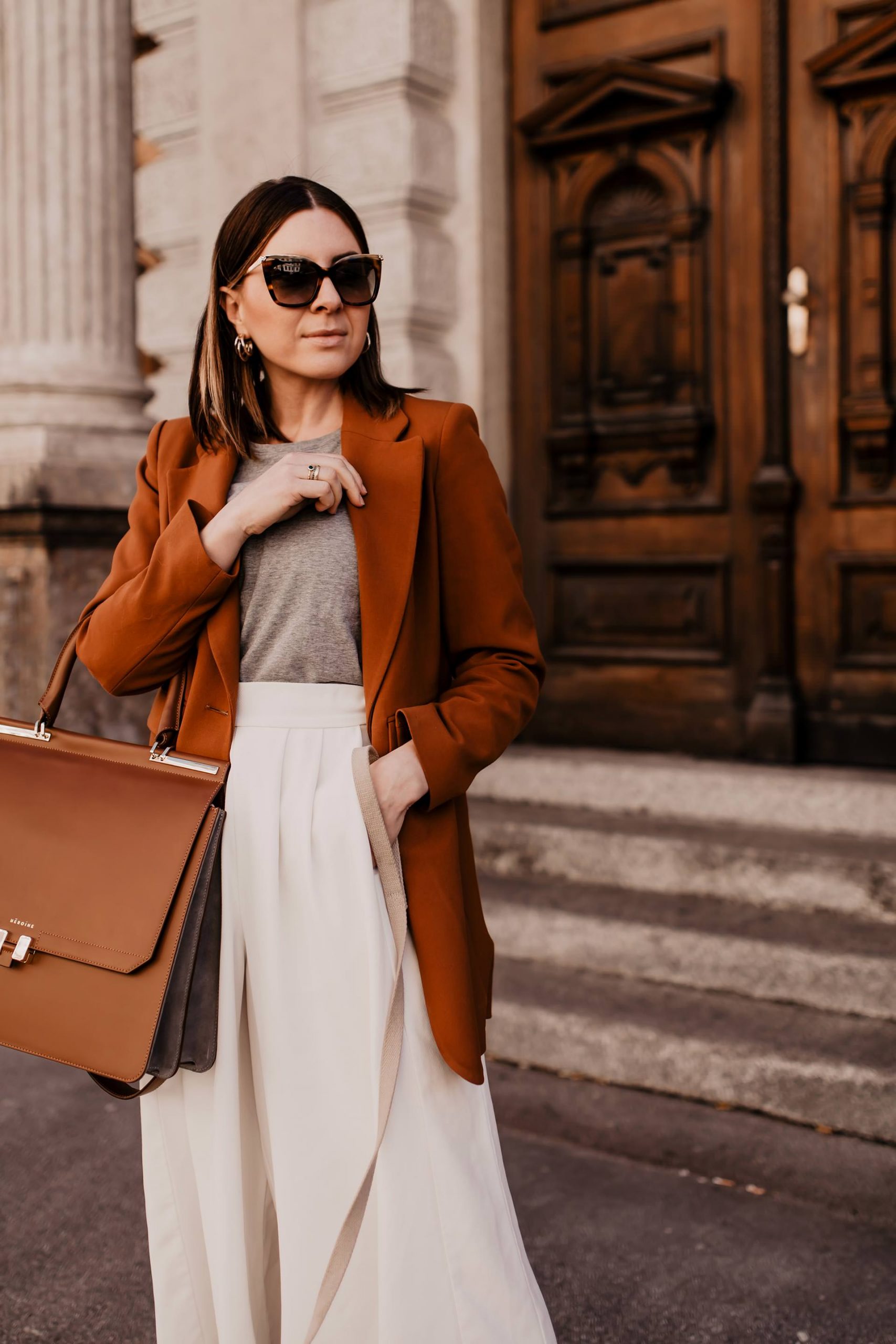 Anzeige. Die perfekte Handtasche fürs Büro zu finden klingt oft einfacher als gedacht. Sie muss praktisch sein, genug Platz für alle wichtigen Utensilien haben und dabei jedoch nicht übermäßig groß sein. Frau ist dabei auf der Suche nach einem Platzwunder mit sinnvollen Unterteilungen, nach einer Tasche die sich auf verschiedene Weisen tragen lässt und nicht zuletzt spielt natürlich auch die Optik der Business Bag eine entscheidende Rolle. www.whoismocca.me #bürotasche #laptoptasche #businessbag #officebag