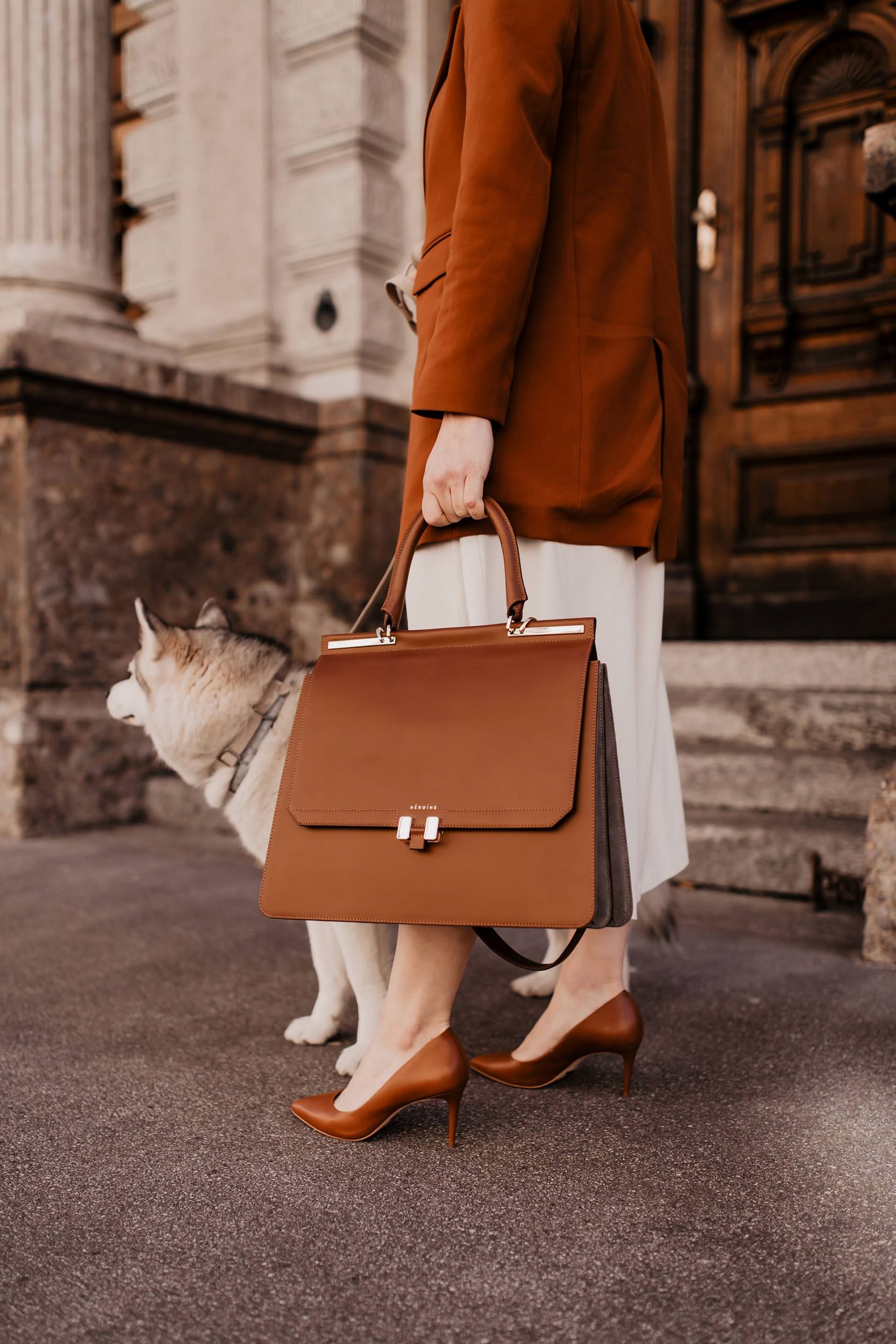 Anzeige. Die perfekte Handtasche fürs Büro zu finden klingt oft einfacher als gedacht. Sie muss praktisch sein, genug Platz für alle wichtigen Utensilien haben und dabei jedoch nicht übermäßig groß sein. Frau ist dabei auf der Suche nach einem Platzwunder mit sinnvollen Unterteilungen, nach einer Tasche die sich auf verschiedene Weisen tragen lässt und nicht zuletzt spielt natürlich auch die Optik der Business Bag eine entscheidende Rolle. www.whoismocca.me #bürotasche #laptoptasche #businessbag #officebag